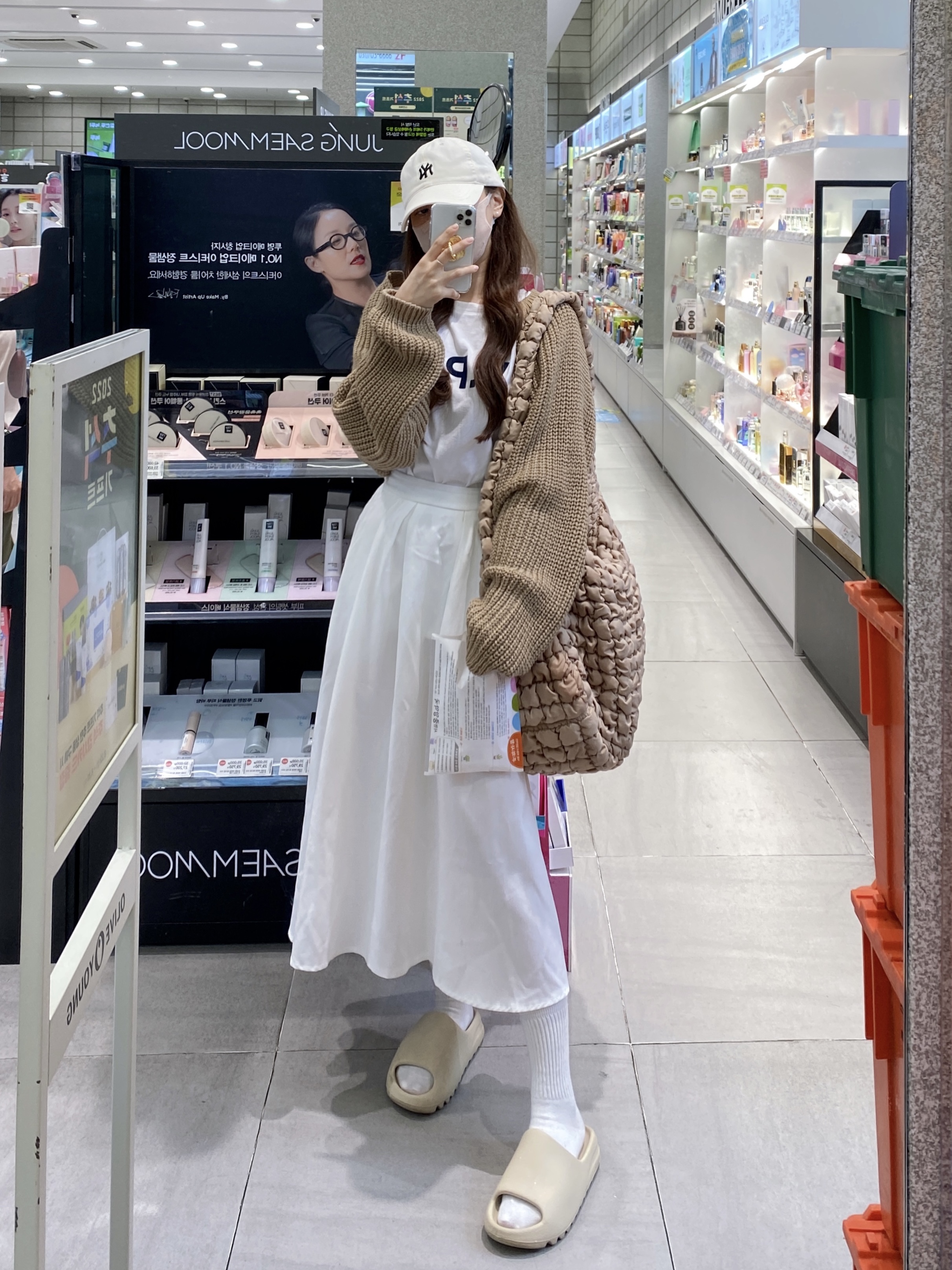 COS Quilted Oversized Shoulder Bag Beige, Adidas Yeezy Slide Bone 2022/2023 착용 스타일 - 1
