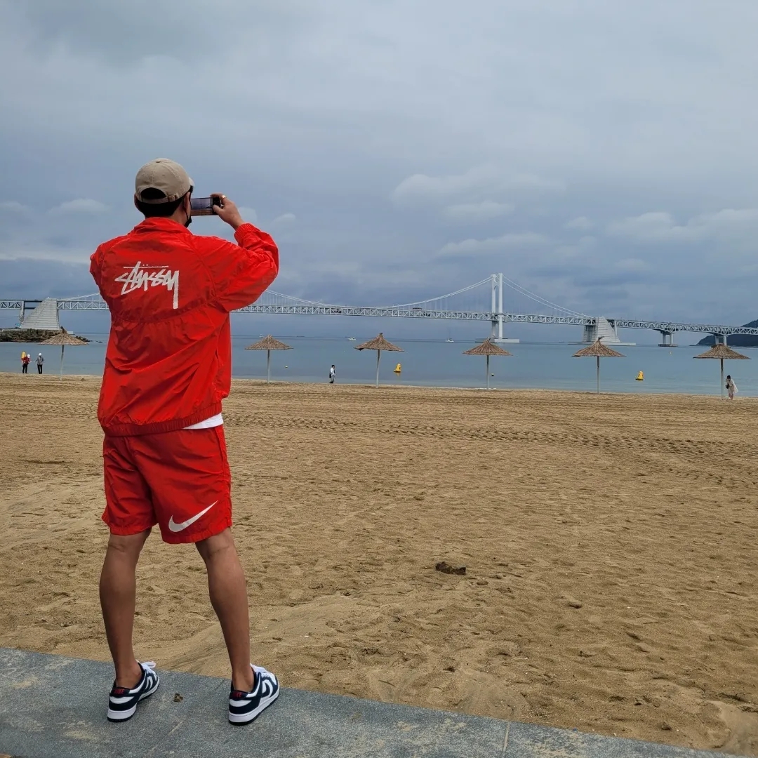 Nike x Stussy Windrunner Jacket Habanero Red, Nike x Stussy Water Shorts Habanero Red 착용 스타일