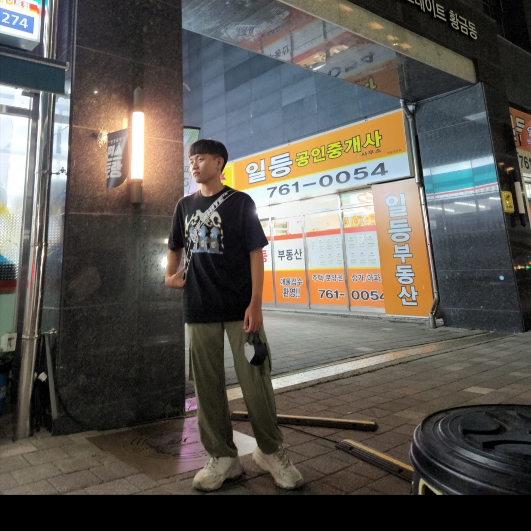 Off-White x Amore Pacific Protection Box (Without Cosmetics) 착용 스타일