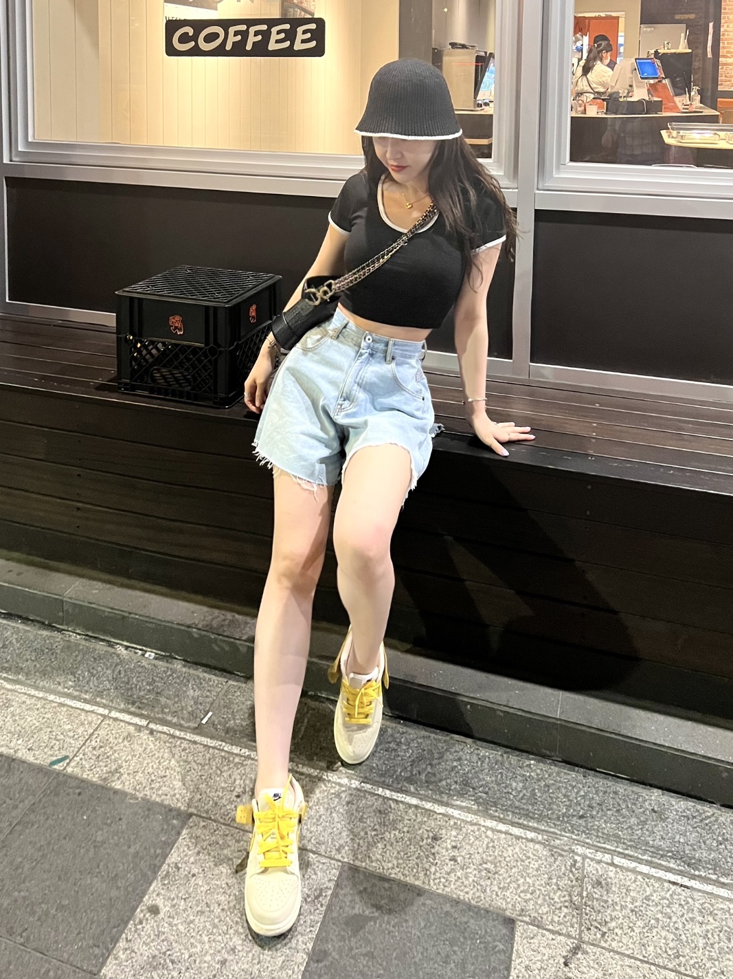 (W) Nike Dunk Low LX Banana, Chanel Gabrielle Small Hobo Bag Aged Calfskin & Gold Black 착용 스타일 - 1