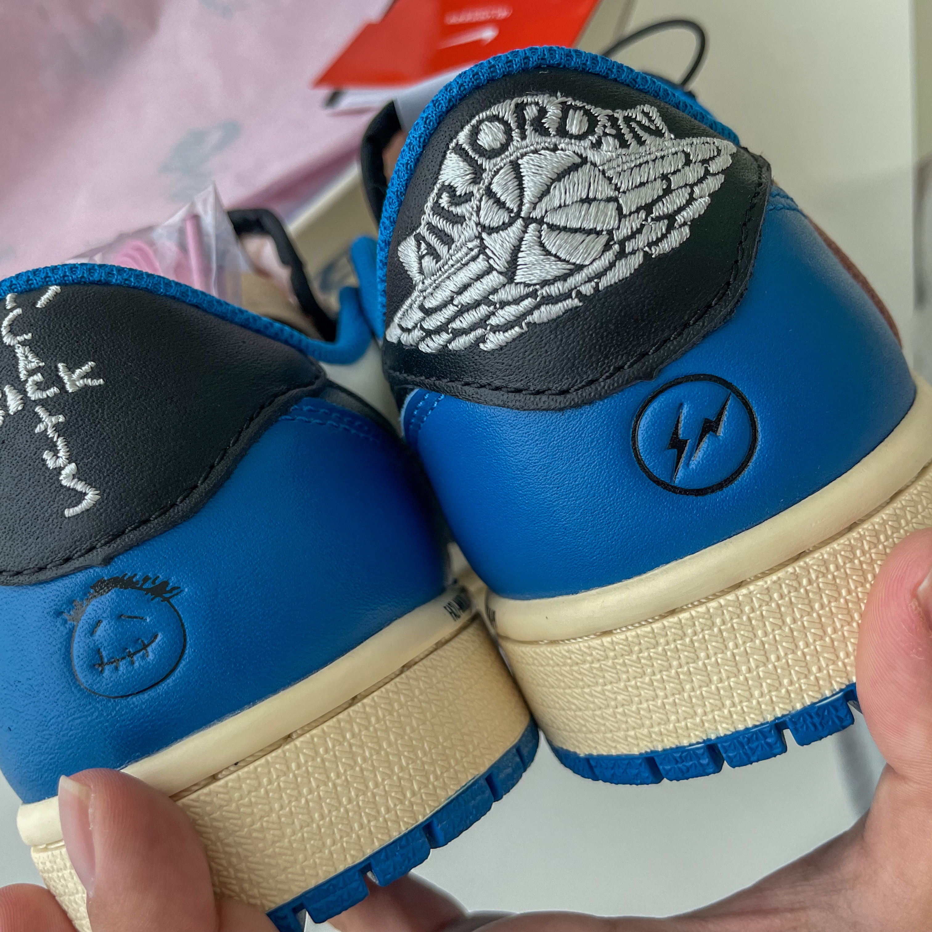 Jordan 1 x Travis Scott x Fragment Retro Low OG SP Military Blue 착용 스타일 - 4