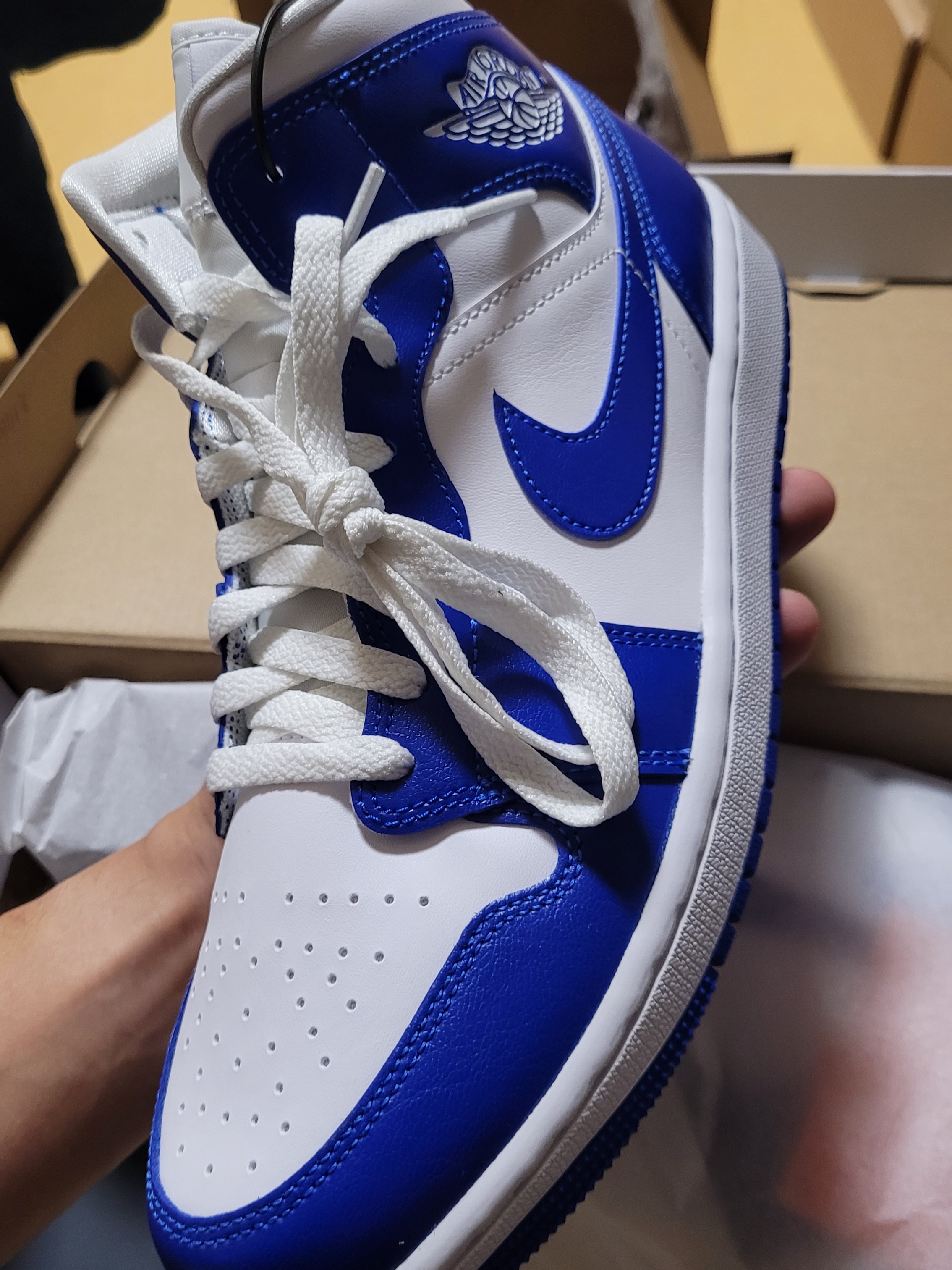 (W) Jordan 1 Mid White Hyper Royal 착용 스타일