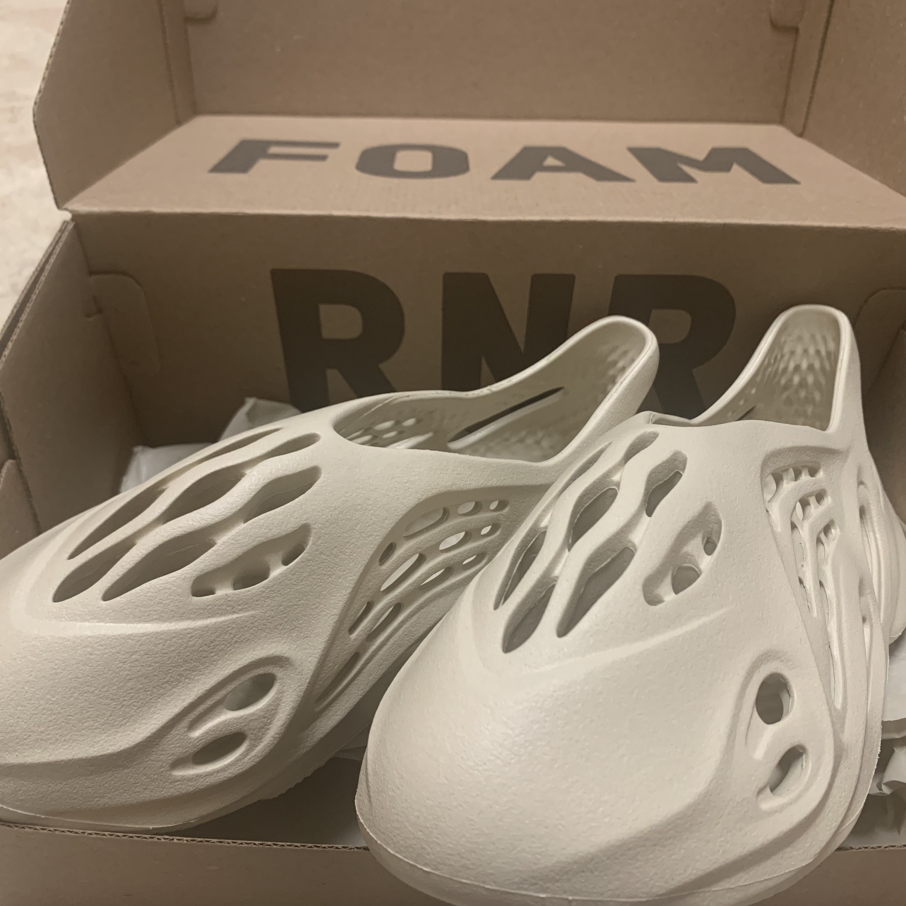 Adidas Yeezy Foam RNNR Sand 착용 스타일