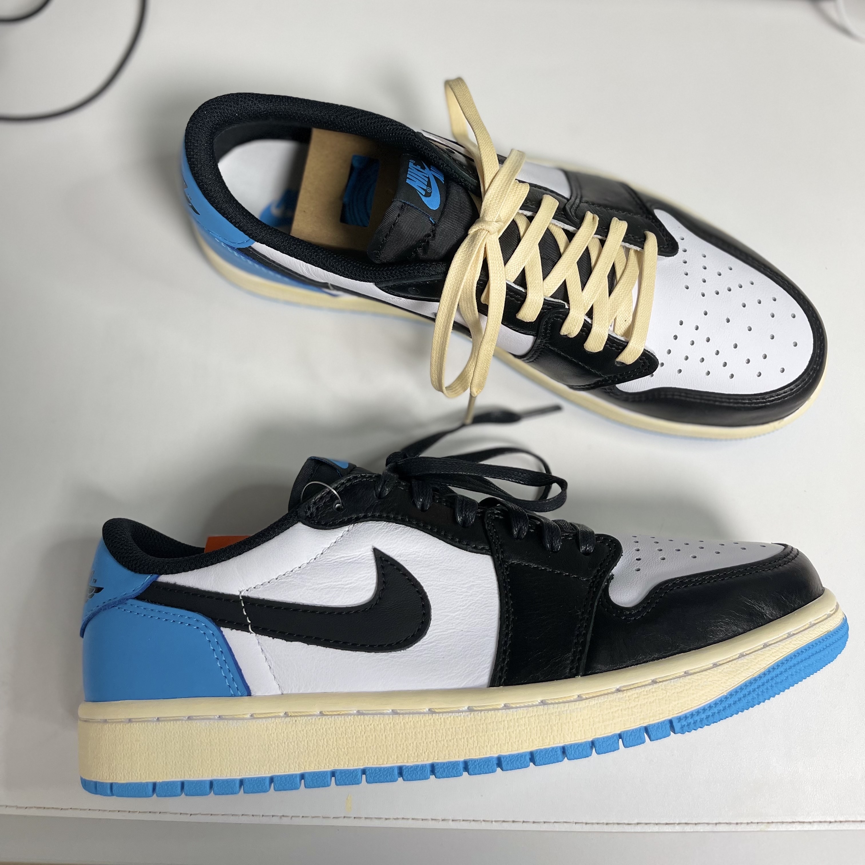 Jordan 1 Retro Low OG Black and Dark Powder Blue, Jordan 1 x Travis Scott x Fragment Retro Low OG SP Military Blue 착용 스타일 - 1