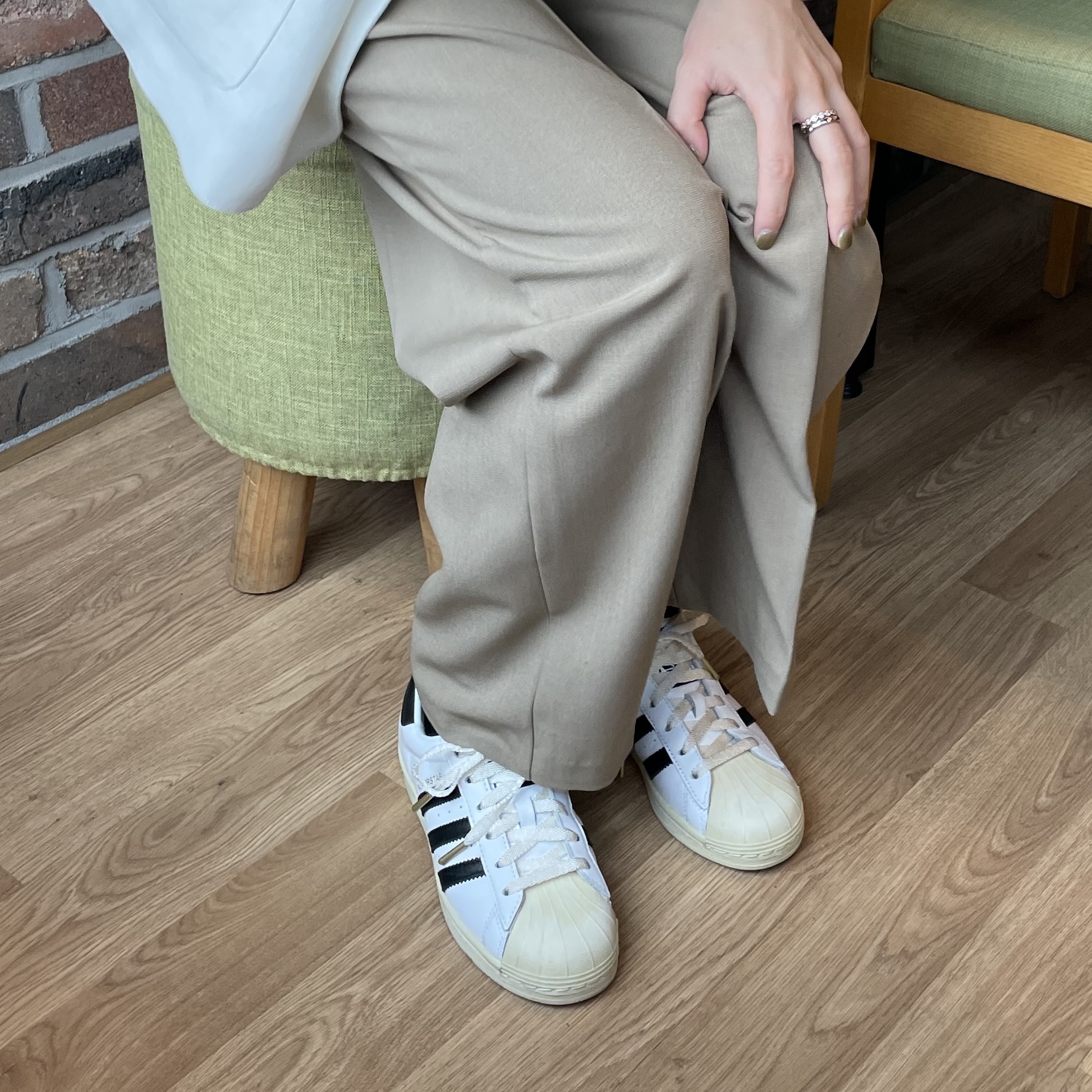 Adidas Superstar Premium White Black 착용 스타일