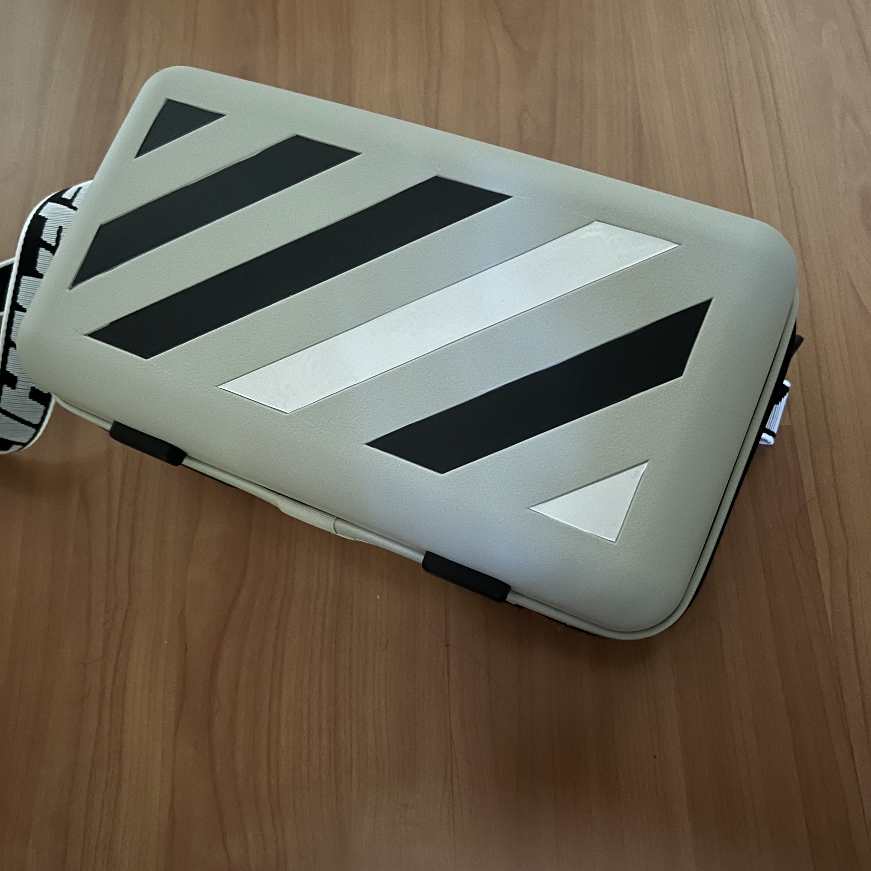 Off-White x Amore Pacific Protection Box (Without Cosmetics) 착용 스타일