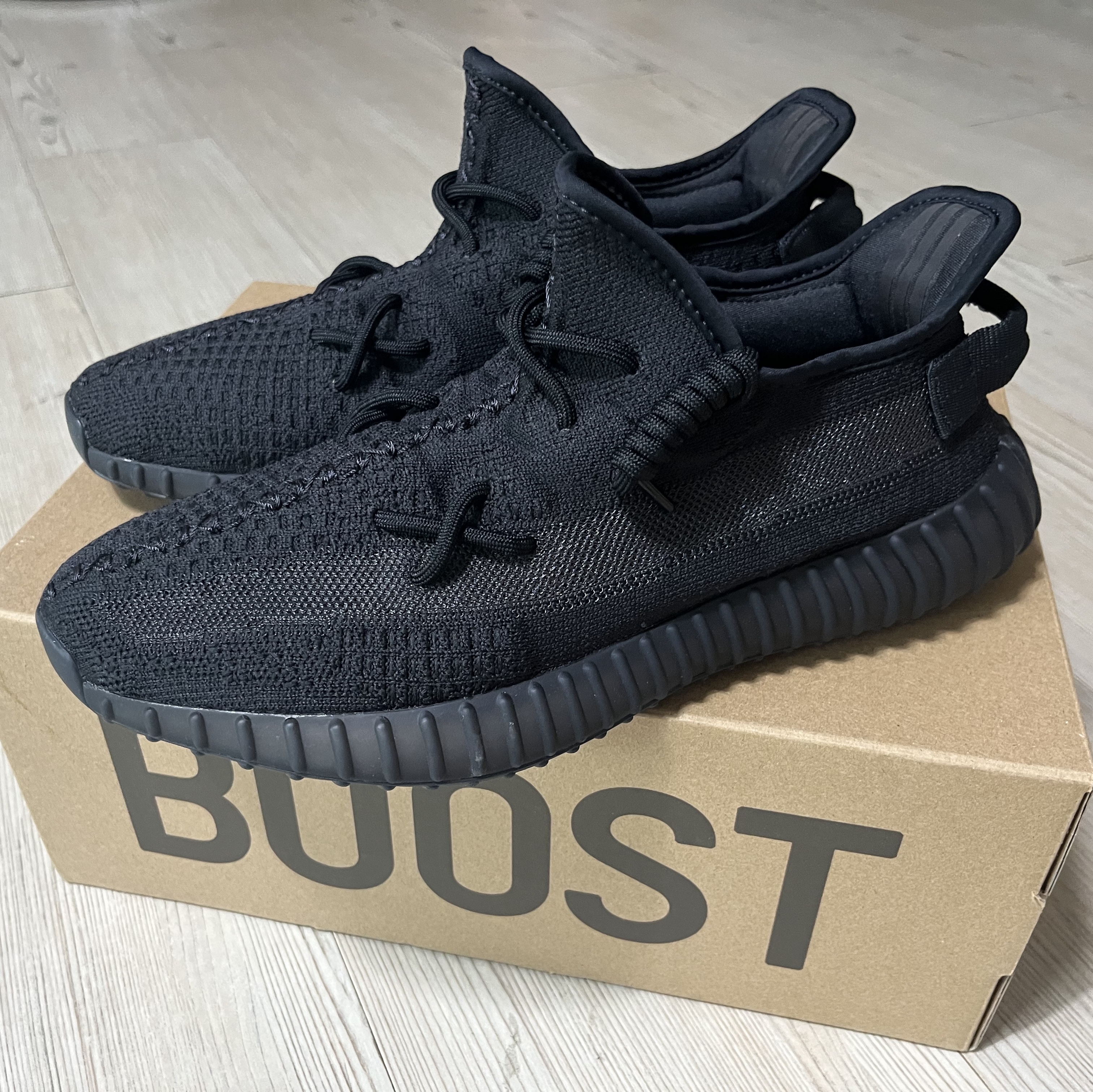 Adidas Yeezy Boost 350 V2 Onyx 착용 스타일