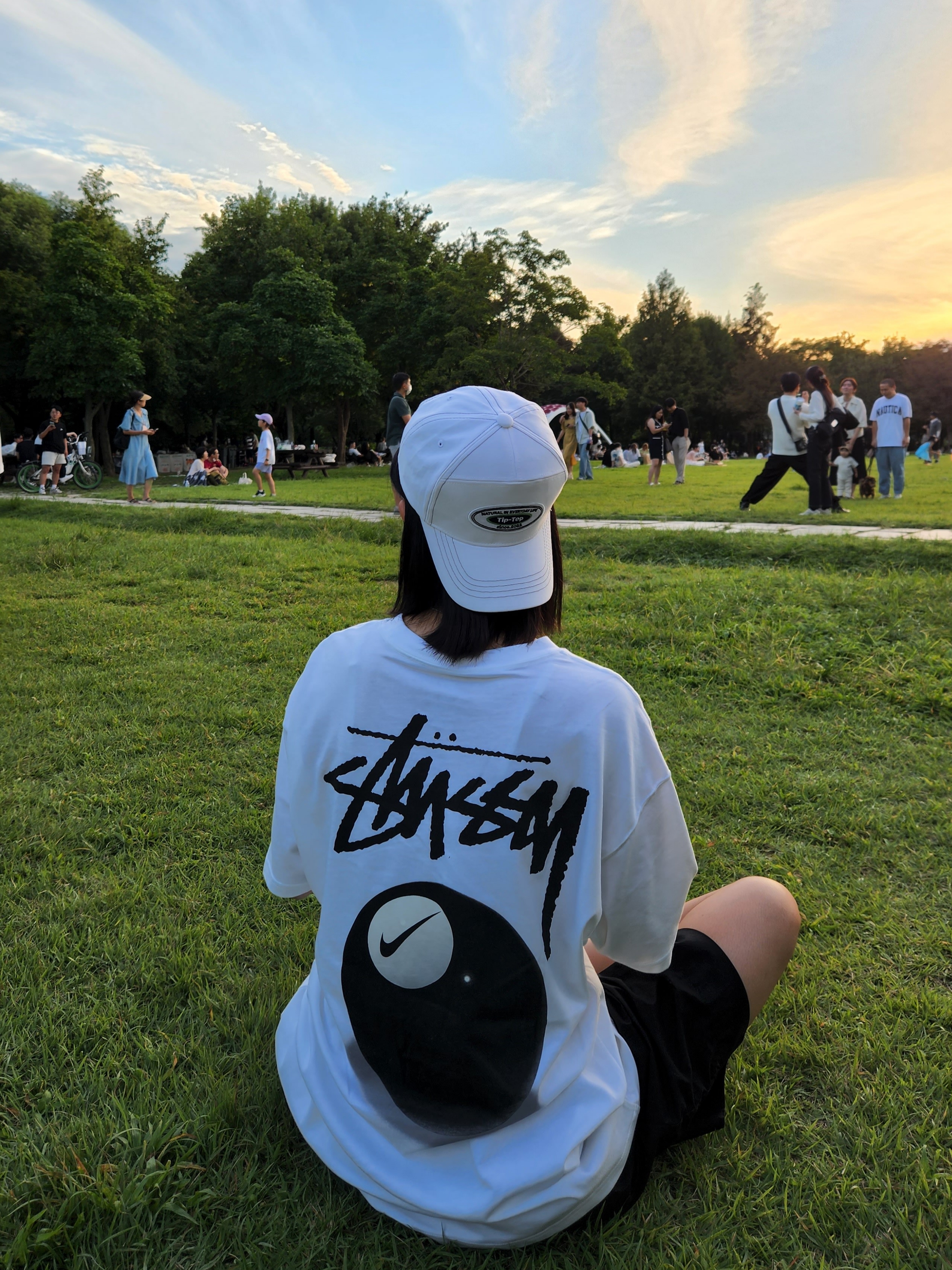 Jordan 1 x Travis Scott Retro Low OG SP Sail and Ridgerock, Nike x Stussy NRG FL SS 8 Ball T-Shirt White (DO9322-100) 착용 스타일 - 4