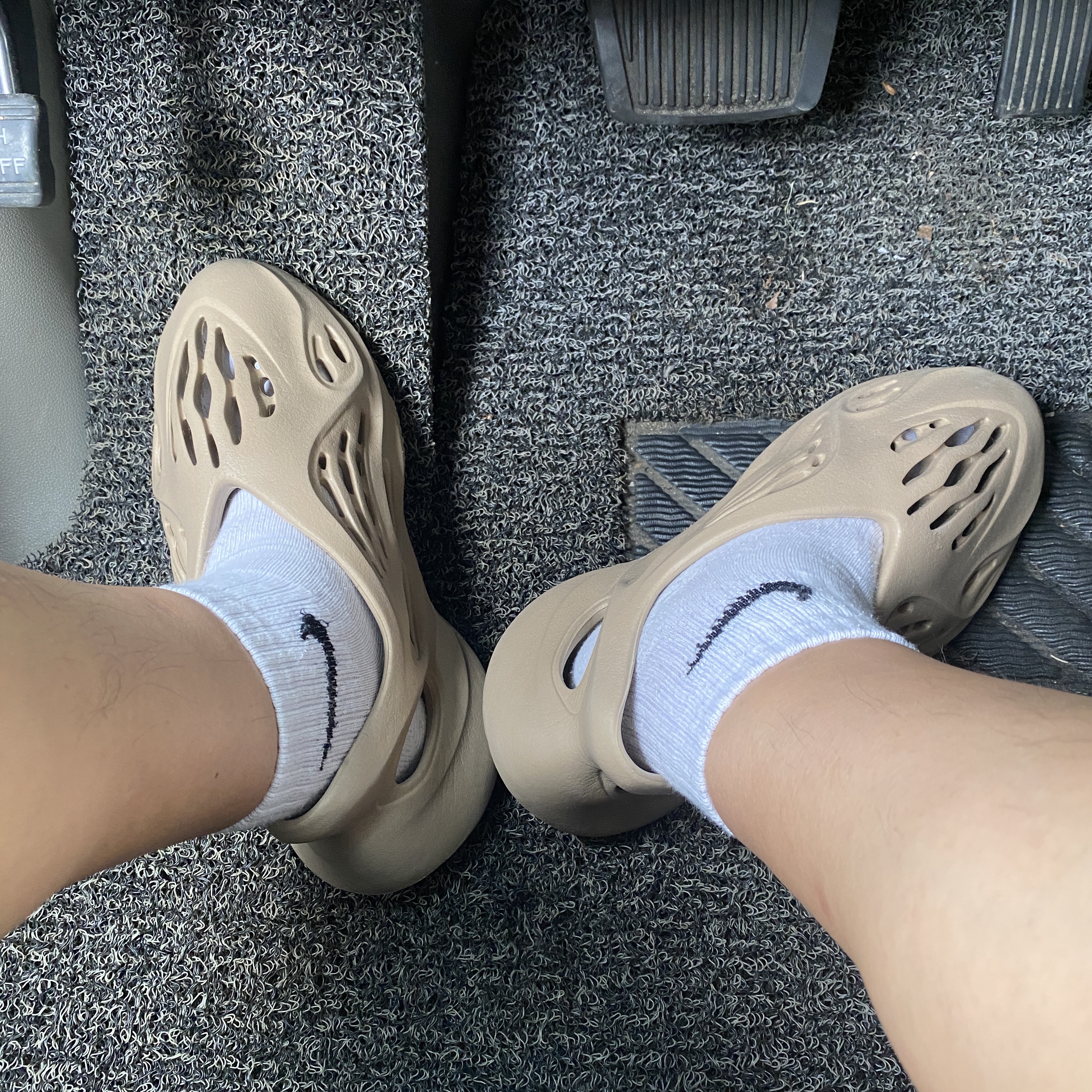 Adidas Yeezy Foam RNNR Mist 착용 스타일