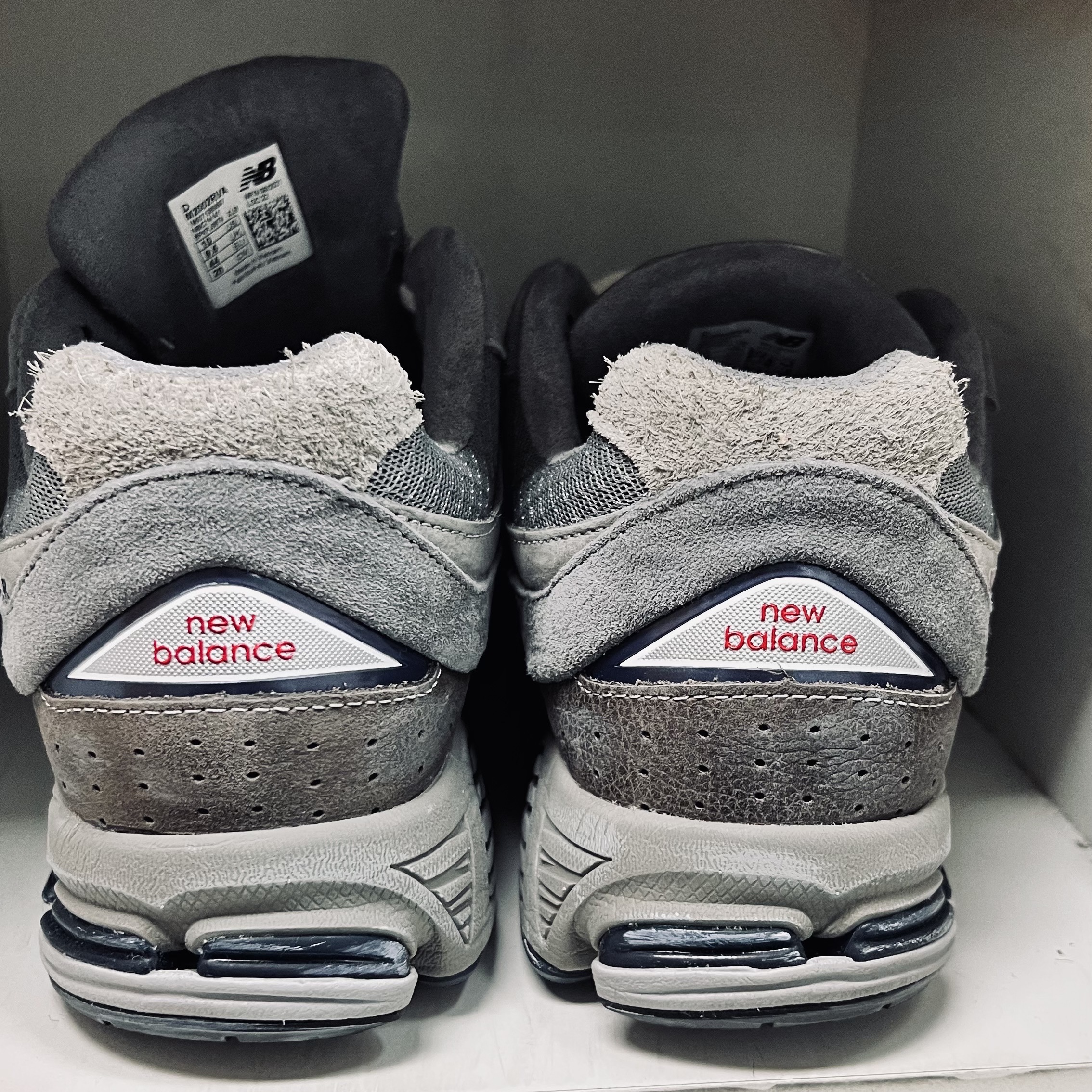 New Balance 2002R Premium Vintage Grey 착용 스타일 - 4