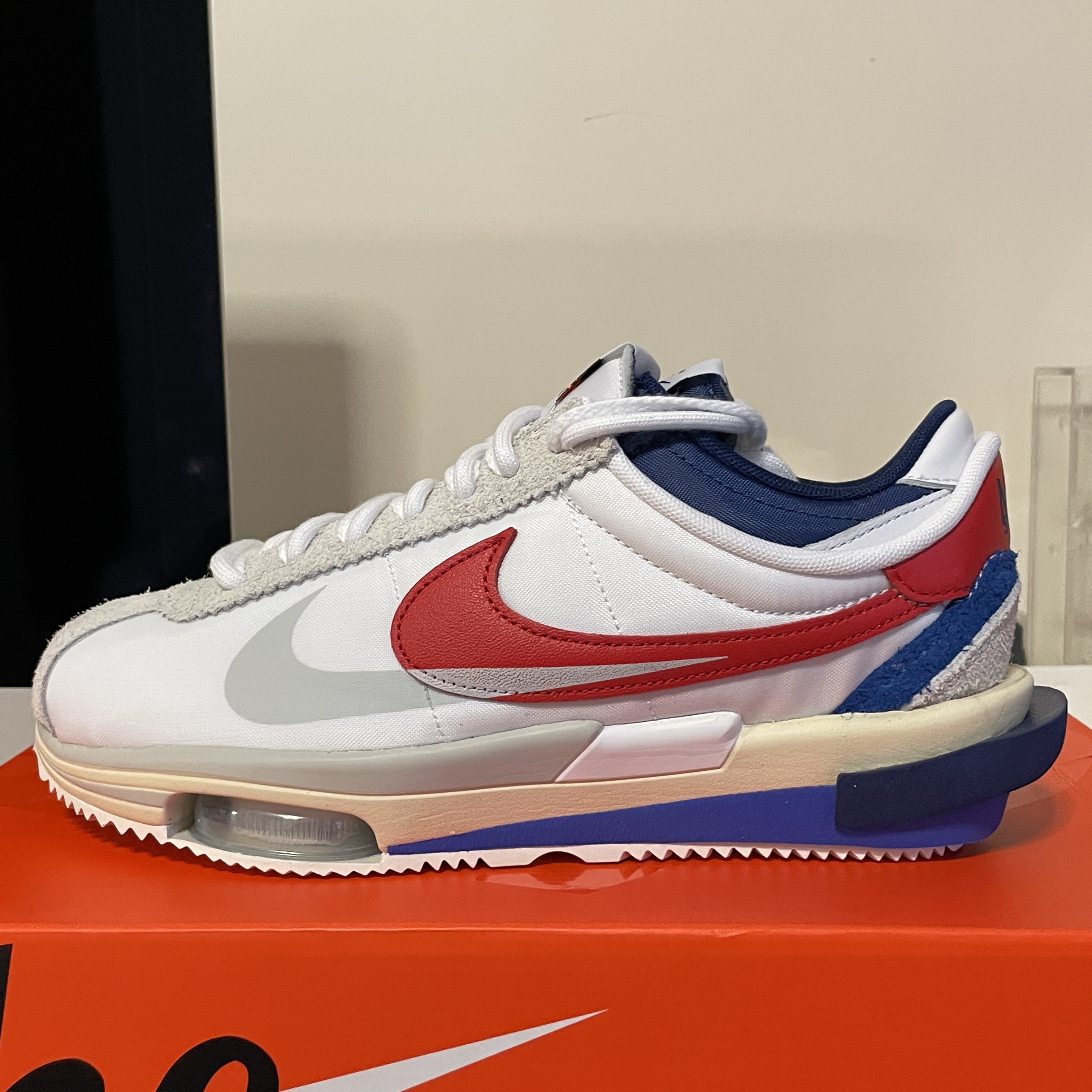 Nike x Sacai Zoom Cortez SP White and University Red 착용 스타일 - 2