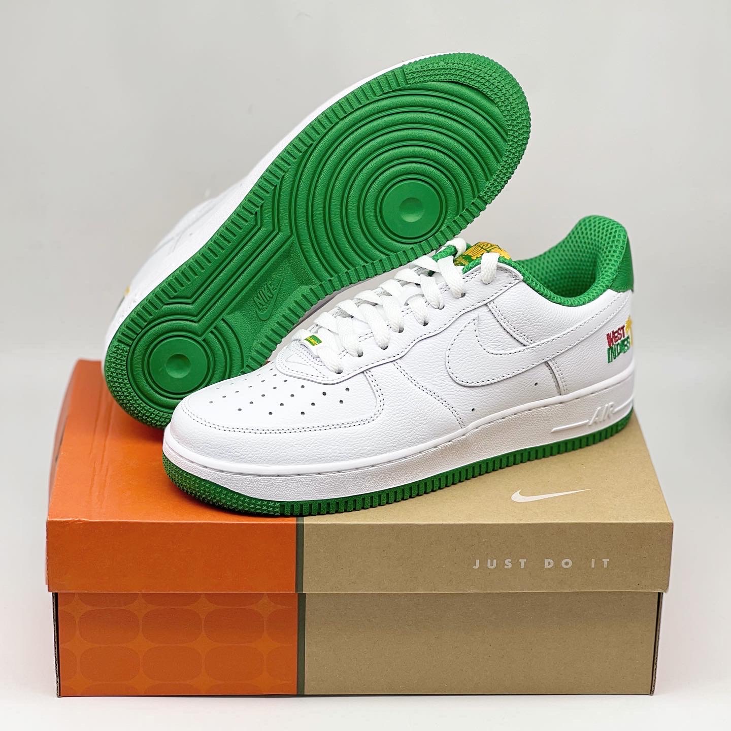 Nike Air Force 1 Low Retro QS West Indies Classic Green 착용 스타일 - 1
