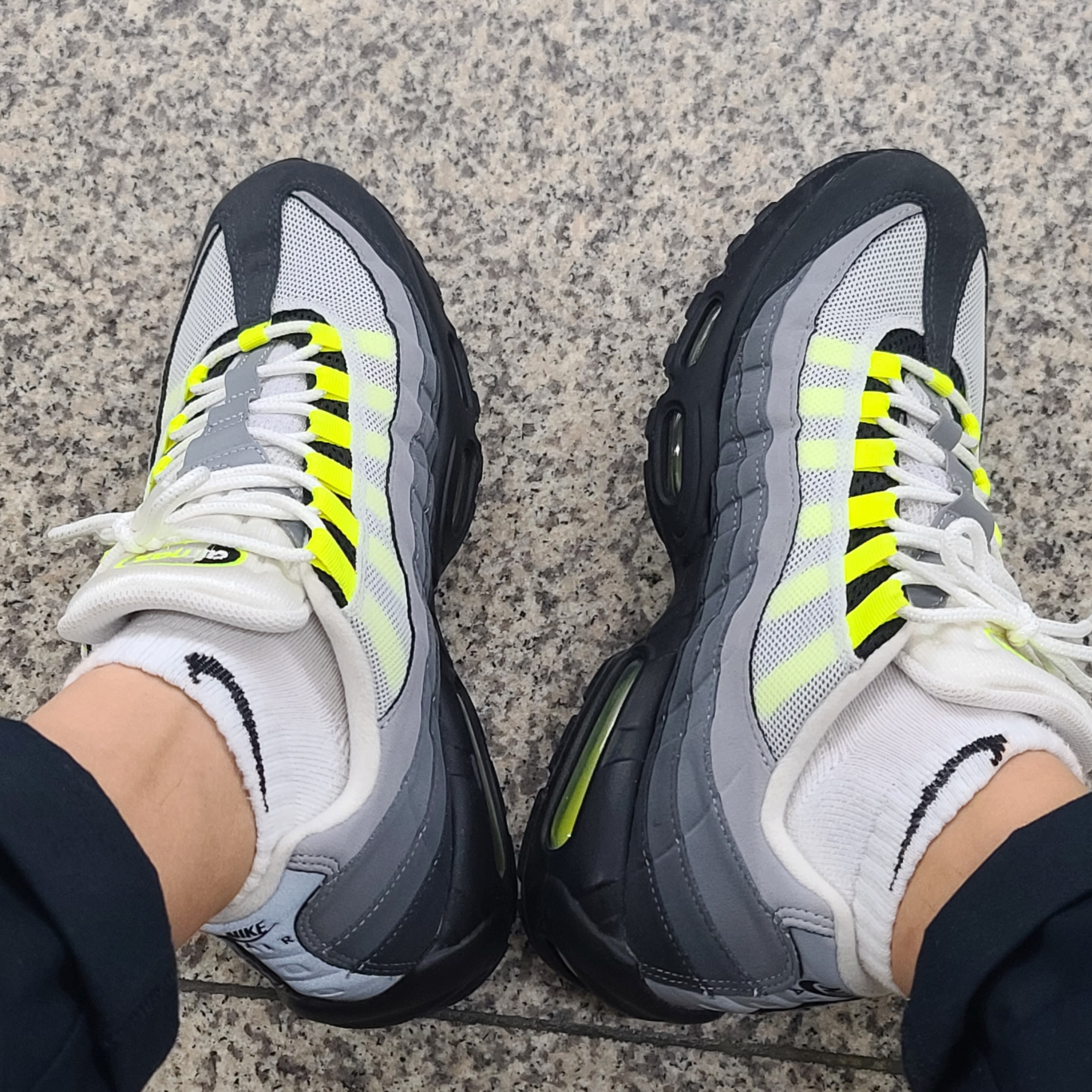 Nike Air Max 95 OG Neon Yellow 2020 착용 스타일 - 2