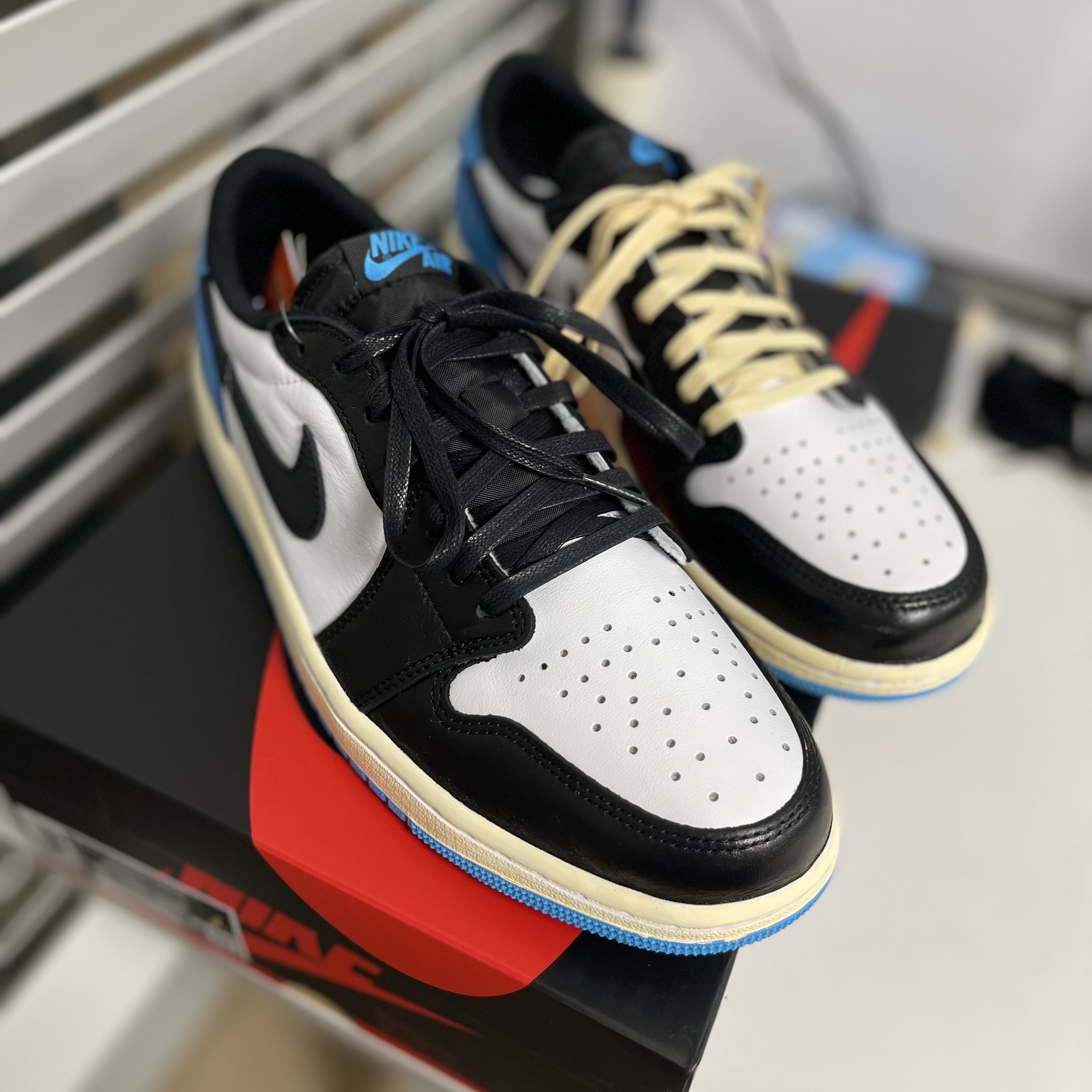 Jordan 1 Retro Low OG Black and Dark Powder Blue, Jordan 1 x Travis Scott x Fragment Retro Low OG SP Military Blue 착용 스타일 - 4