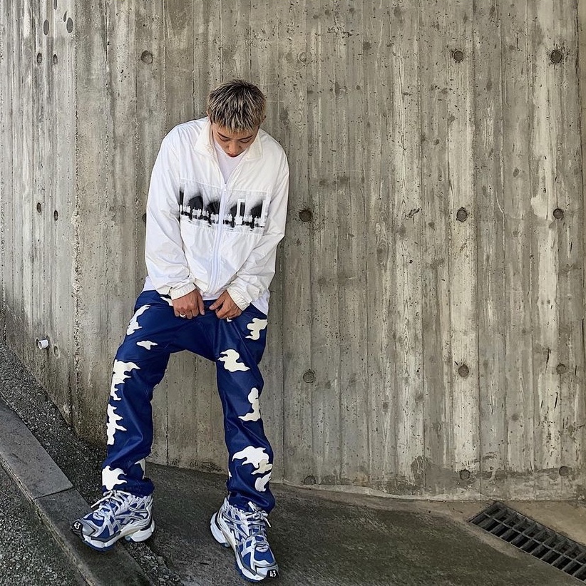 Balenciaga Runner Sneakers Blue White 착용 스타일 - 1