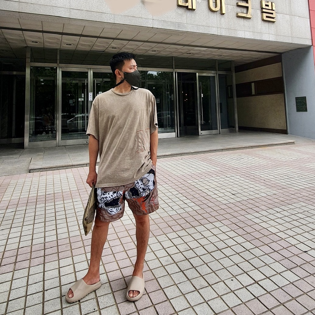 Nike NRG Fadeaway T-Shirt Khaki, Jordan x Travis Scott Pool Shorts - Asia 착용 스타일
