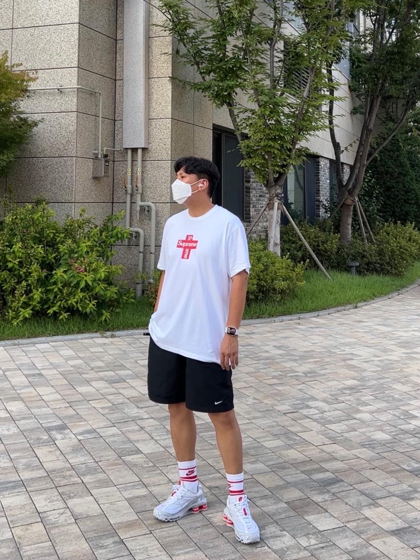 Supreme Cross Box Logo T-Shirt White - 20FW, Nike x Supreme Shox Ride 2 SP White 착용 스타일