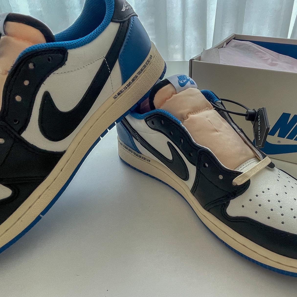 Jordan 1 x Travis Scott x Fragment Retro Low OG SP Military Blue 착용 스타일 - 3