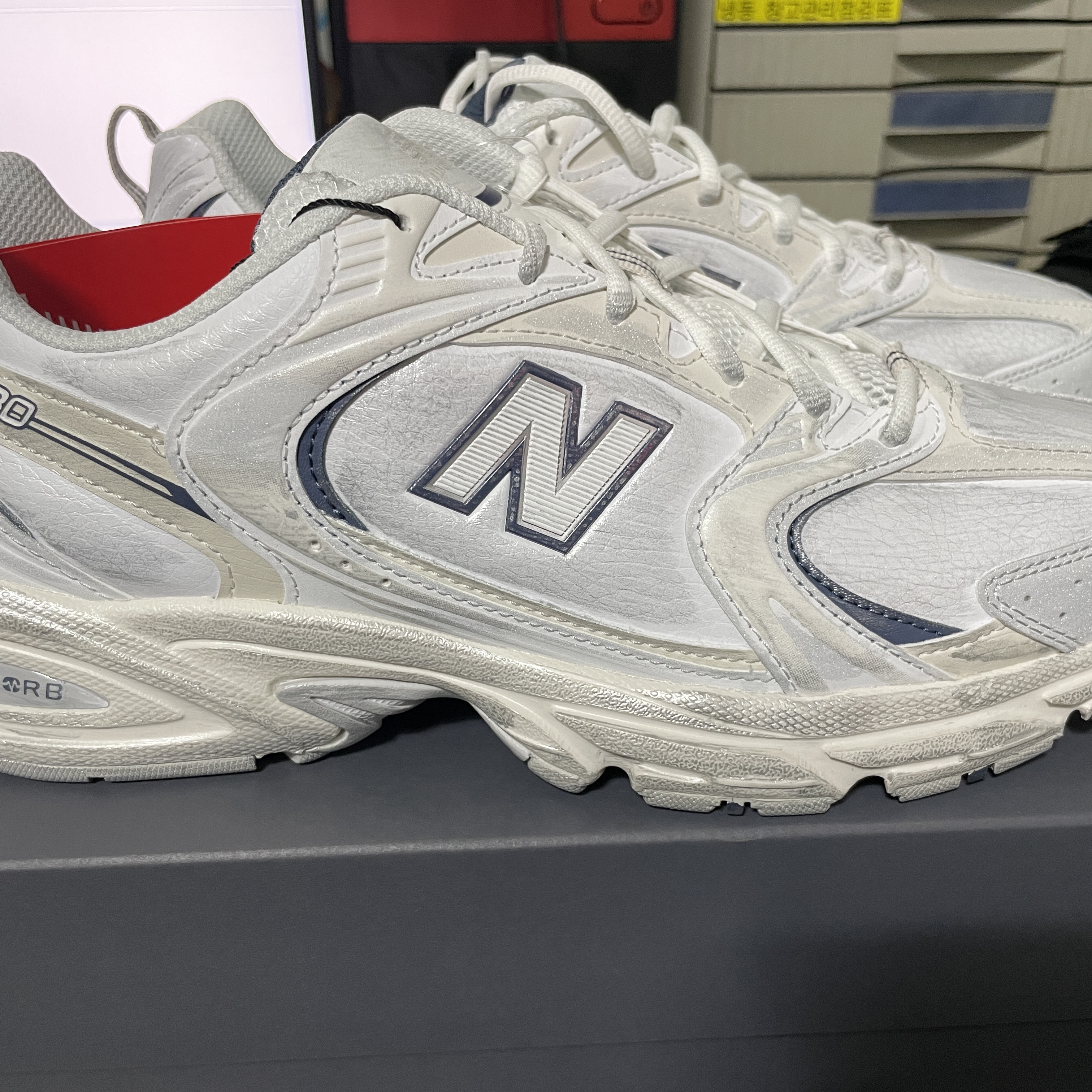 New Balance 530 White Indigo Blue 착용 스타일 - 2