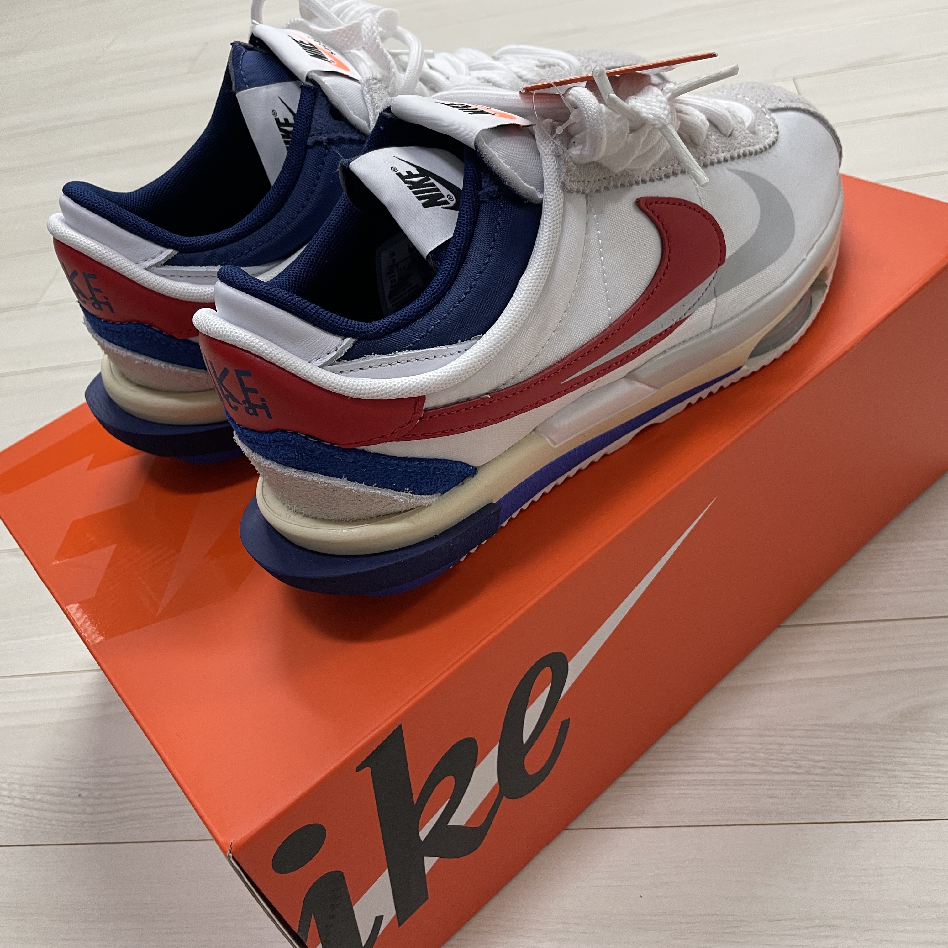 Nike x Sacai Zoom Cortez SP White and University Red 착용 스타일 - 2