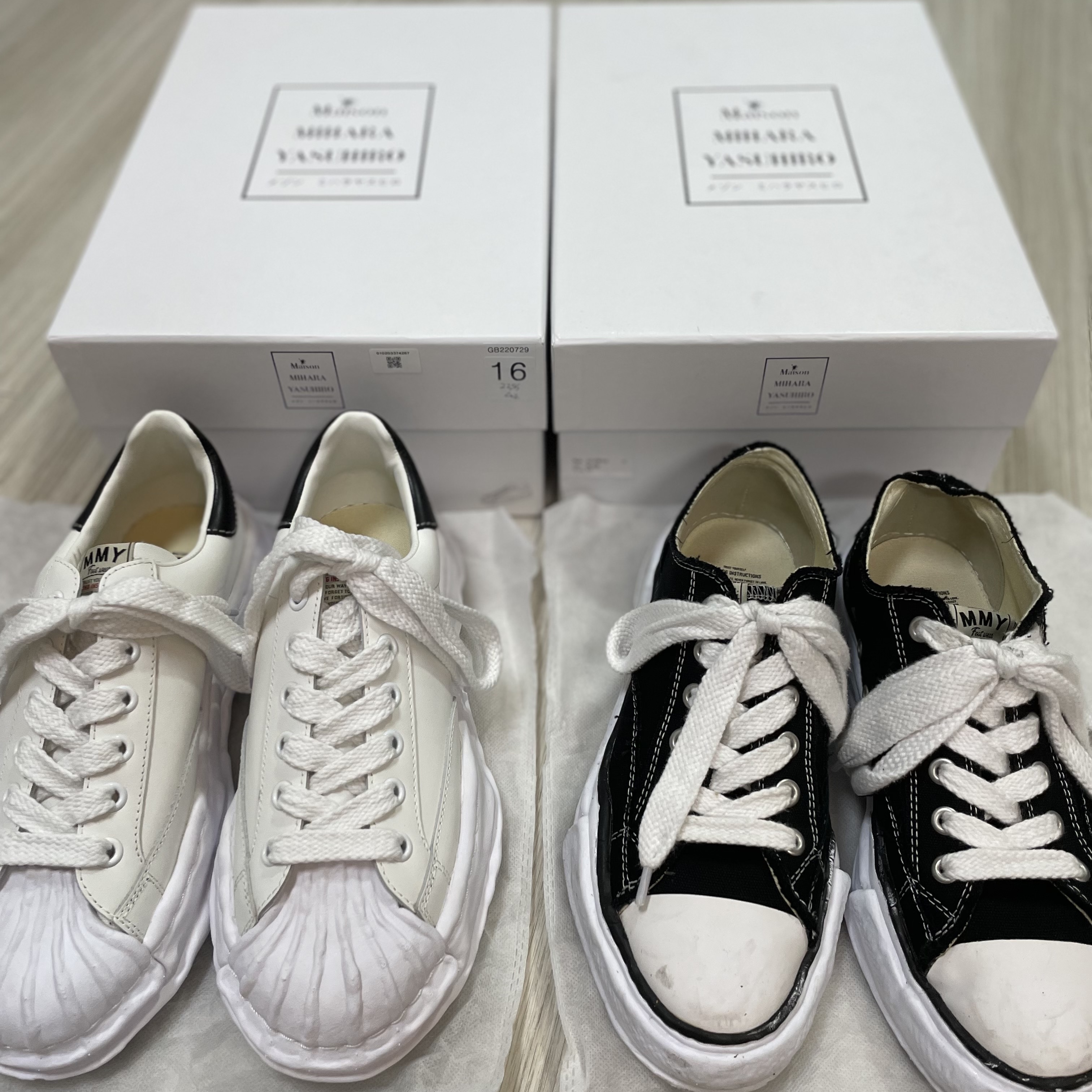 Maison Mihara Yasuhiro Blakey OG Sole Leather Low-top Sneakers White, Maison Mihara Yasuhiro Peterson OG Sole Canvas Low Sneakers Black 착용 스타일