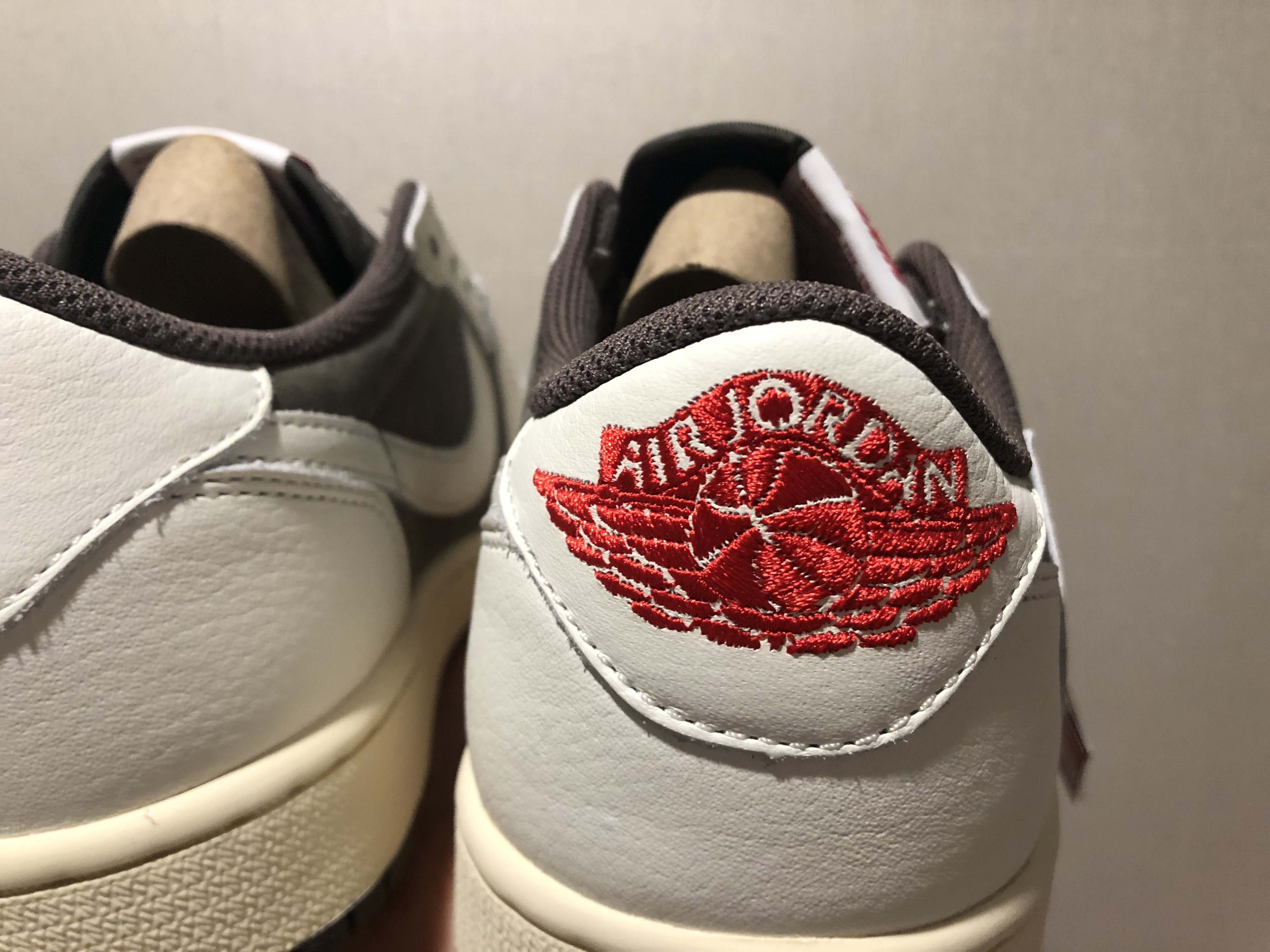 Jordan 1 x Travis Scott Retro Low OG SP Sail and Ridgerock 착용 스타일 - 5