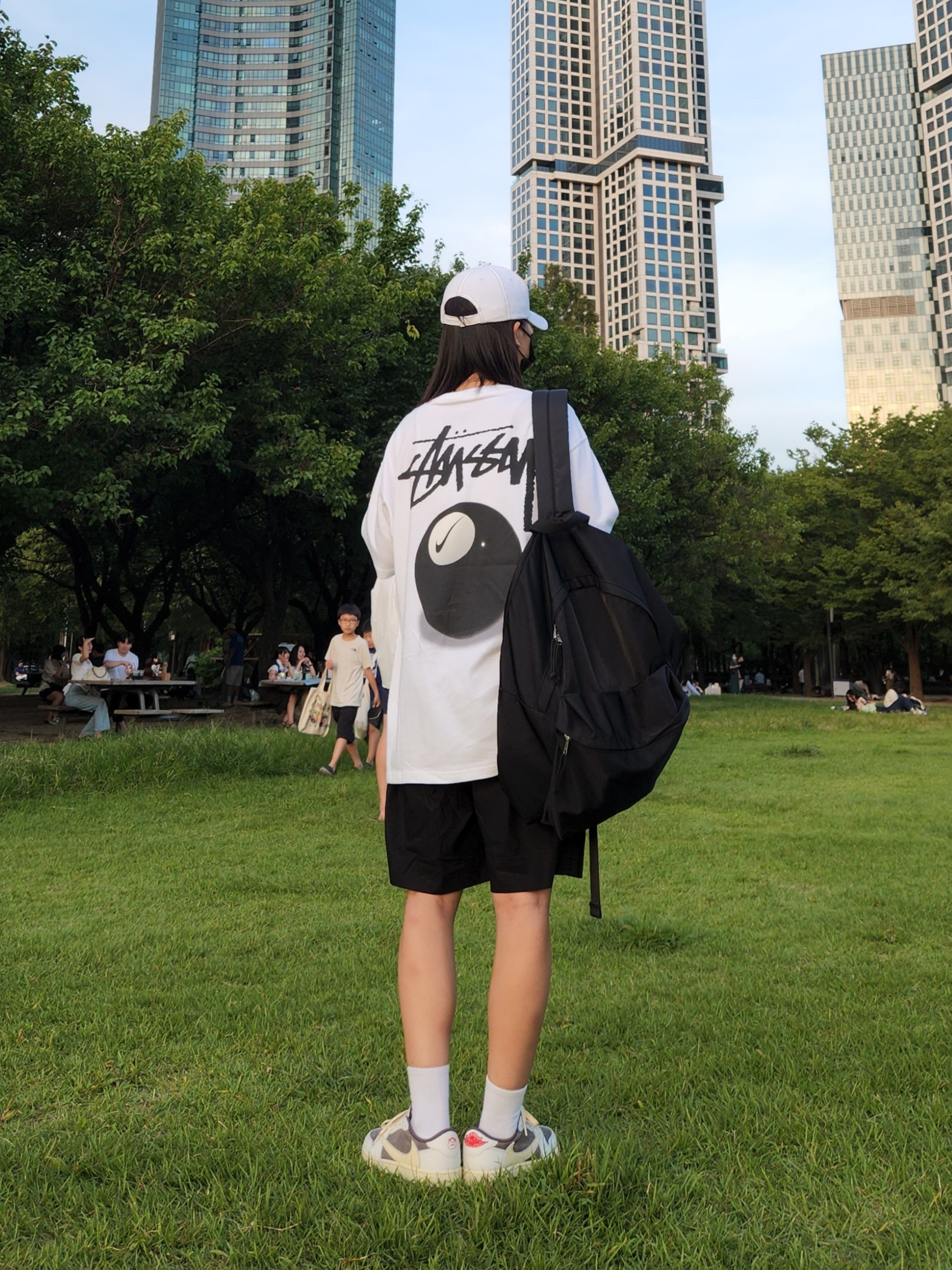 Jordan 1 x Travis Scott Retro Low OG SP Sail and Ridgerock, Nike x Stussy NRG FL SS 8 Ball T-Shirt White (DO9322-100) 착용 스타일 - 3