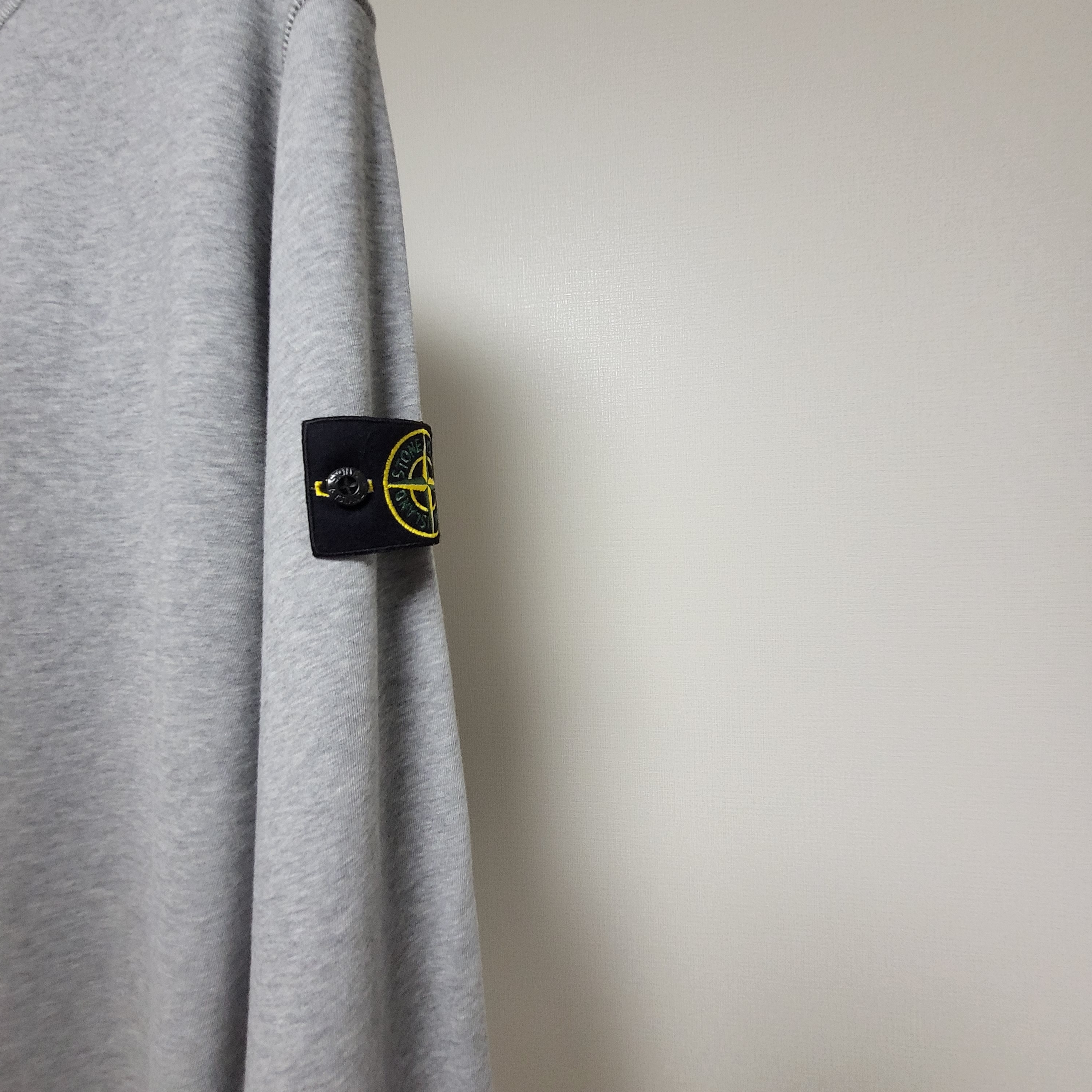 Stone Island 63051 Crewneck Sweatshirt Melange Grey - 22SS 착용 스타일