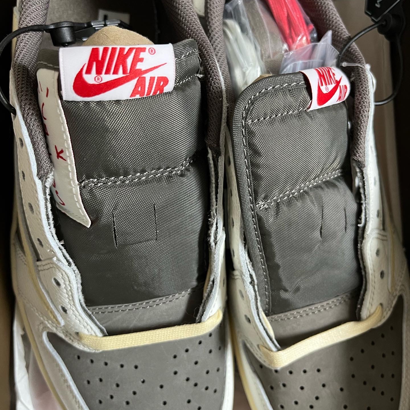 Jordan 1 x Travis Scott Retro Low OG SP Sail and Ridgerock 착용 스타일 - 1