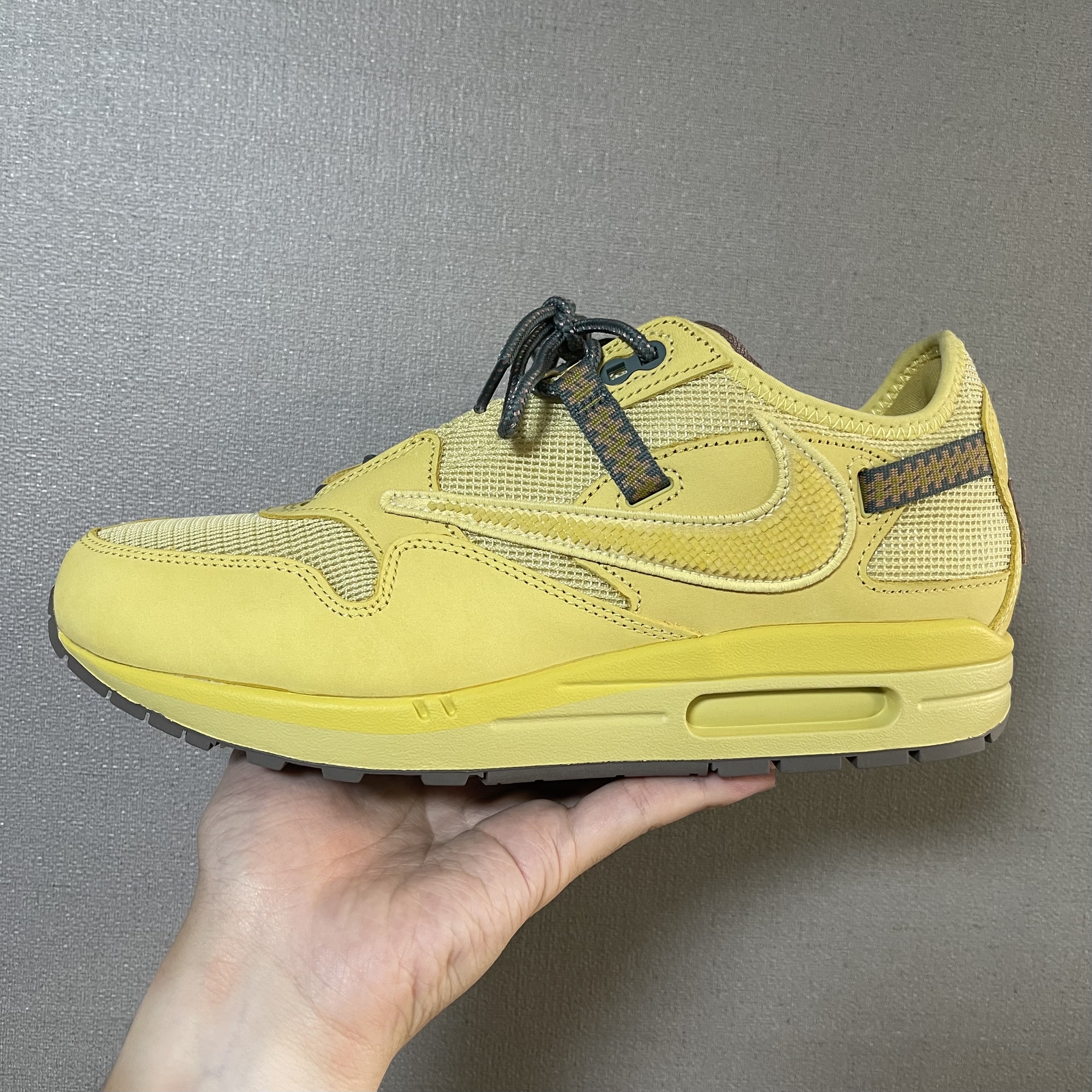 Nike x Travis Scott Air Max 1 Cact.us Gold 착용 스타일 - 2