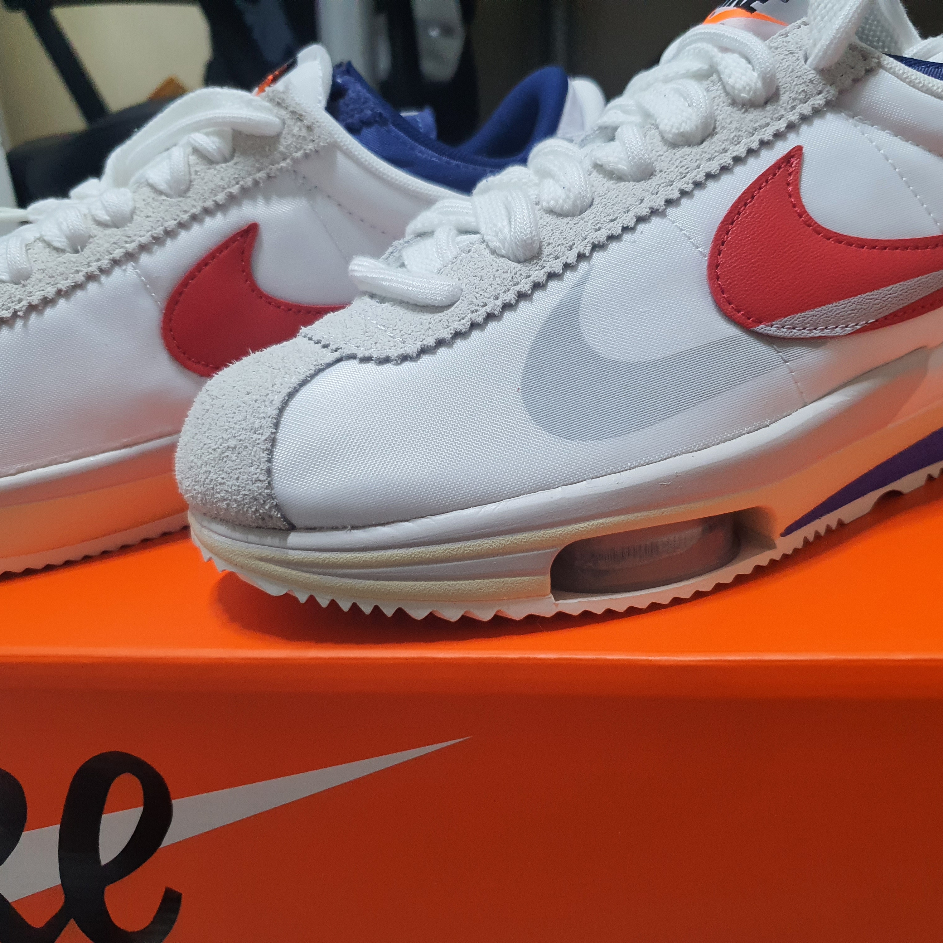 Nike x Sacai Zoom Cortez SP White and University Red 착용 스타일 - 2