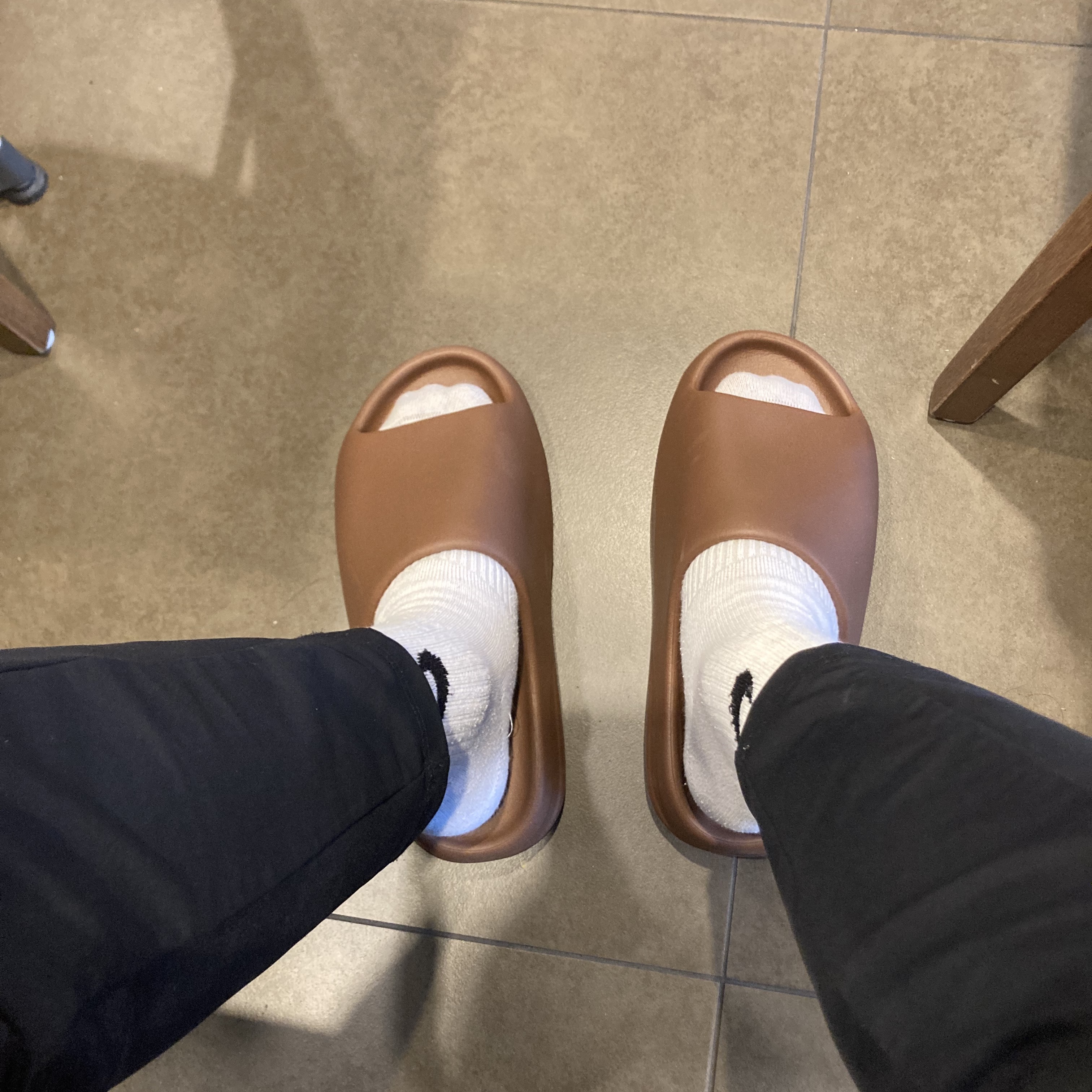 Adidas Yeezy Slide Flax 착용 스타일