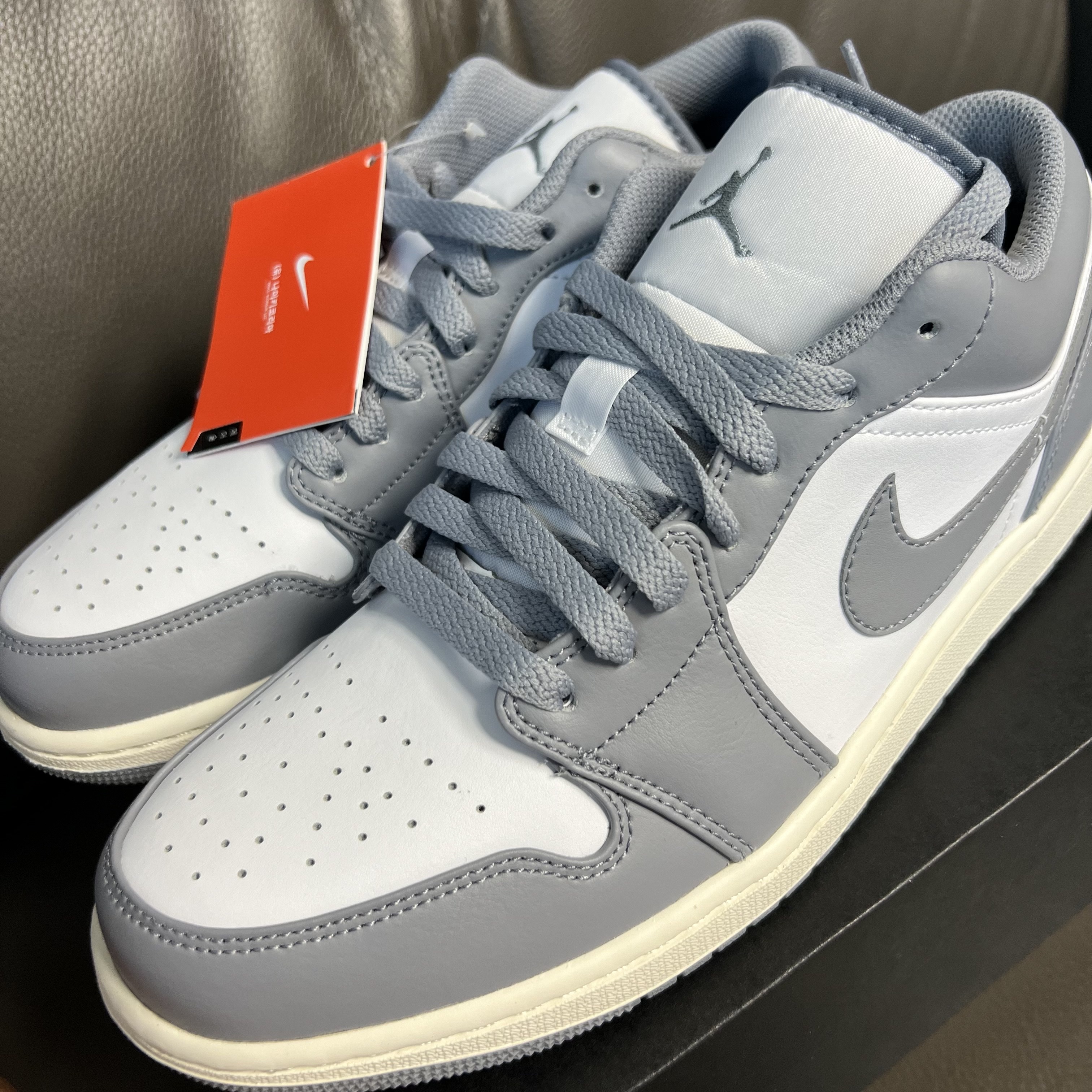 Jordan 1 Low Stealth and White 착용 스타일