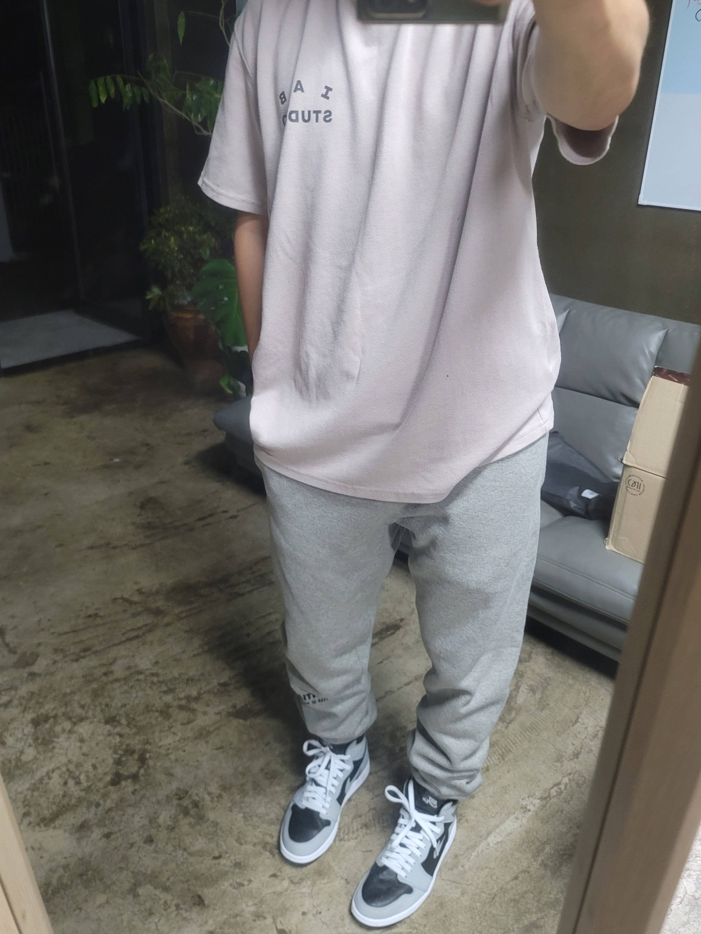 Jordan 1 Retro High OG Shadow 2.0, Essentials The Core Collection Sweatpants Heather Oatmeal 착용 스타일