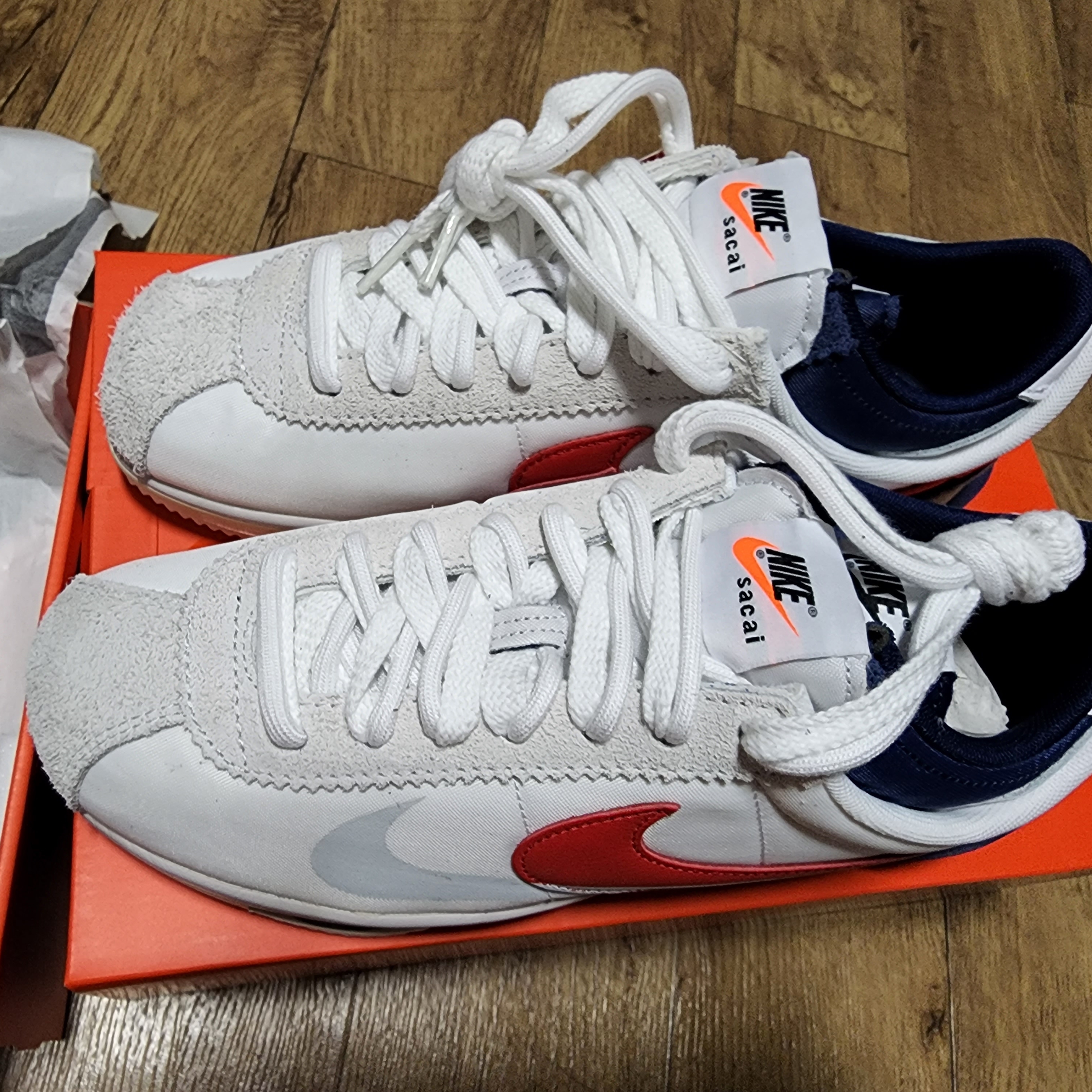 Nike x Sacai Zoom Cortez SP White and University Red 착용 스타일 - 2
