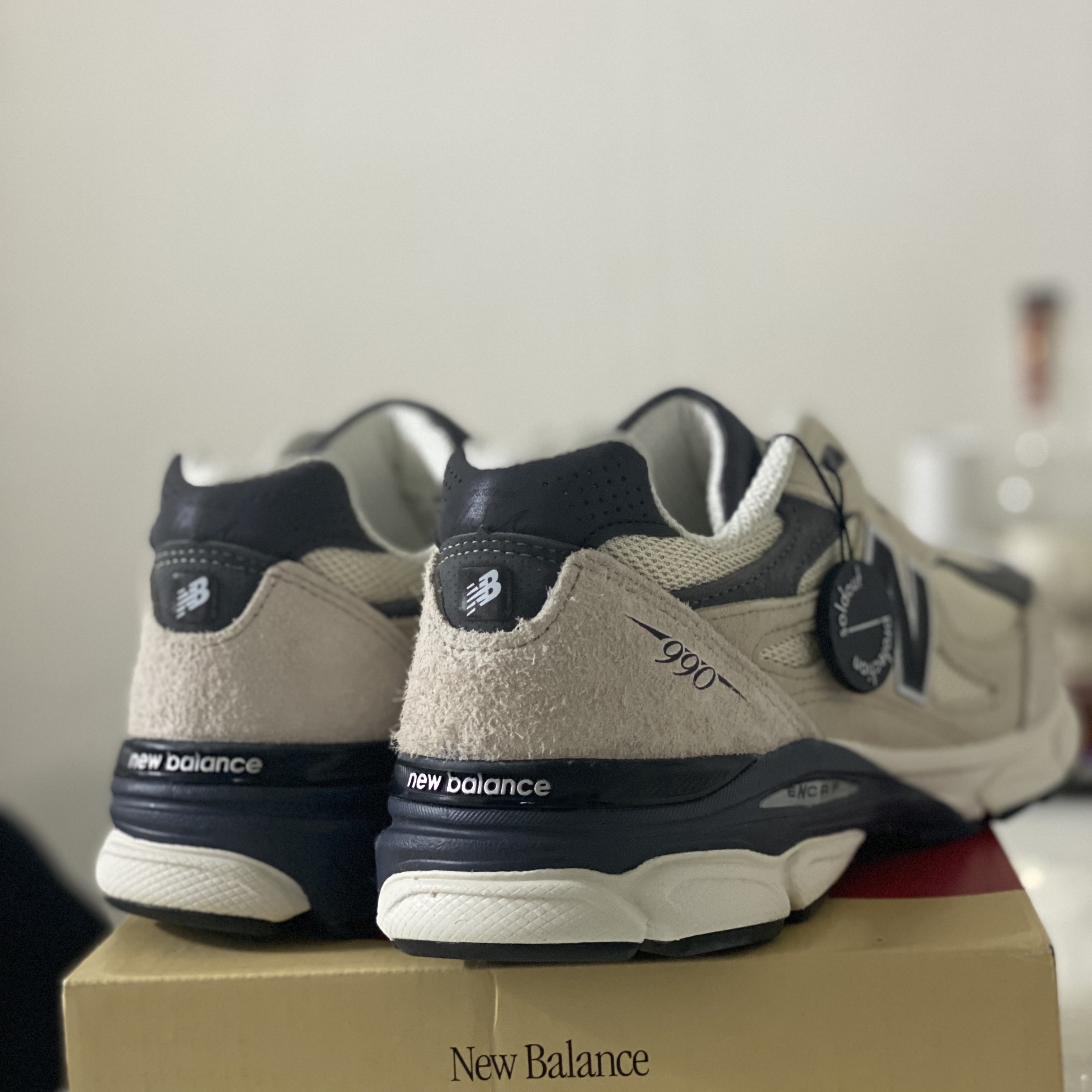 New Balance 990v3 Made in USA Moonbeam Macadamia Nut 착용 스타일 - 2