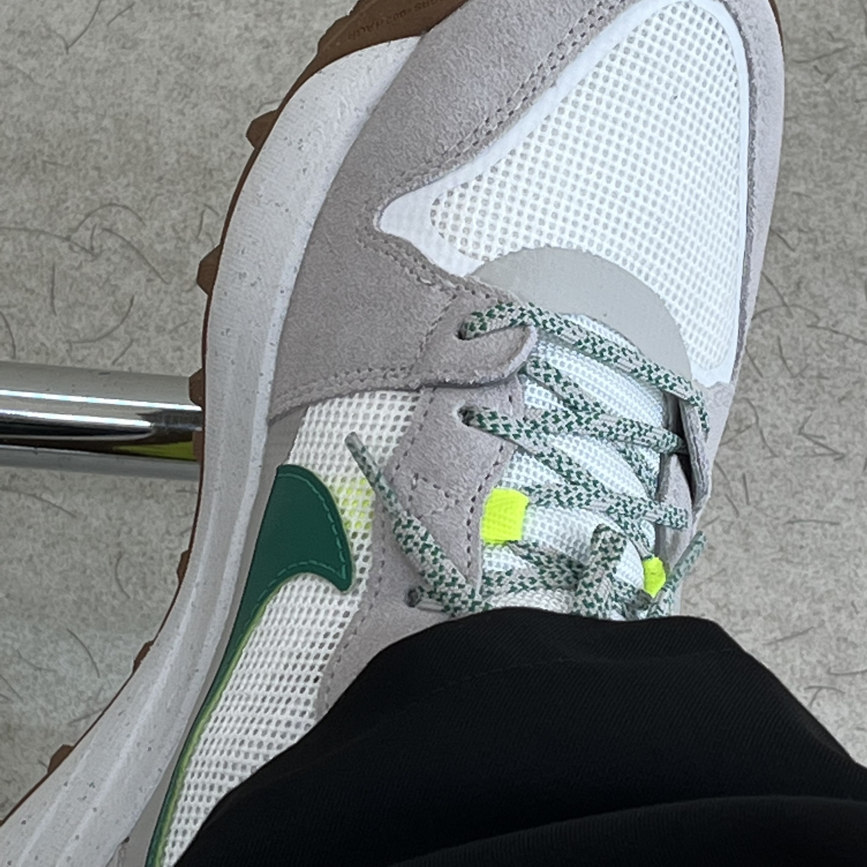 Nike ACG Lowcate Light Iron Ore 착용 스타일