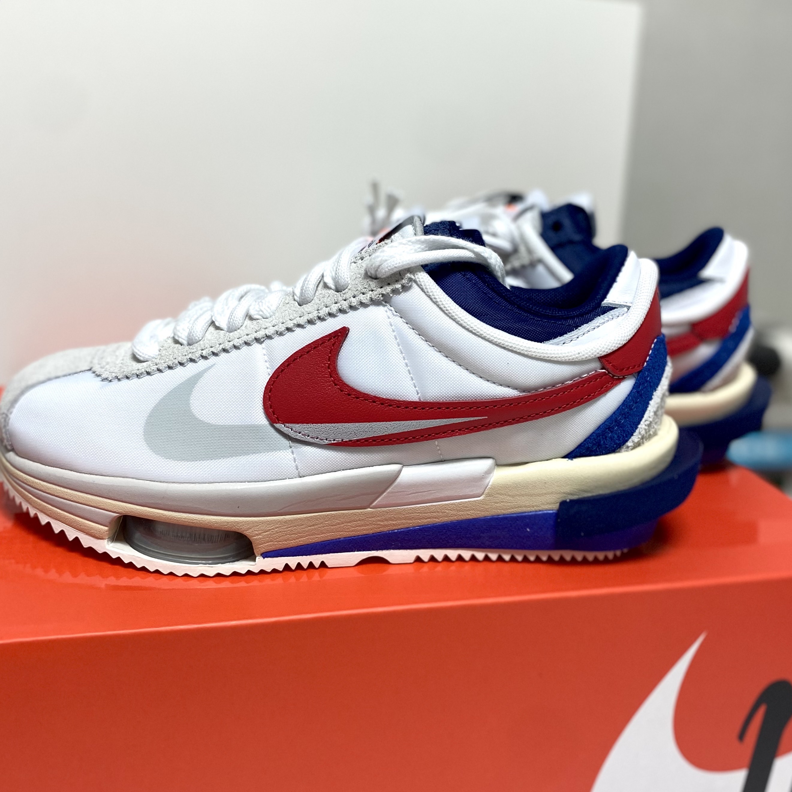 Nike x Sacai Zoom Cortez SP White and University Red 착용 스타일 - 2
