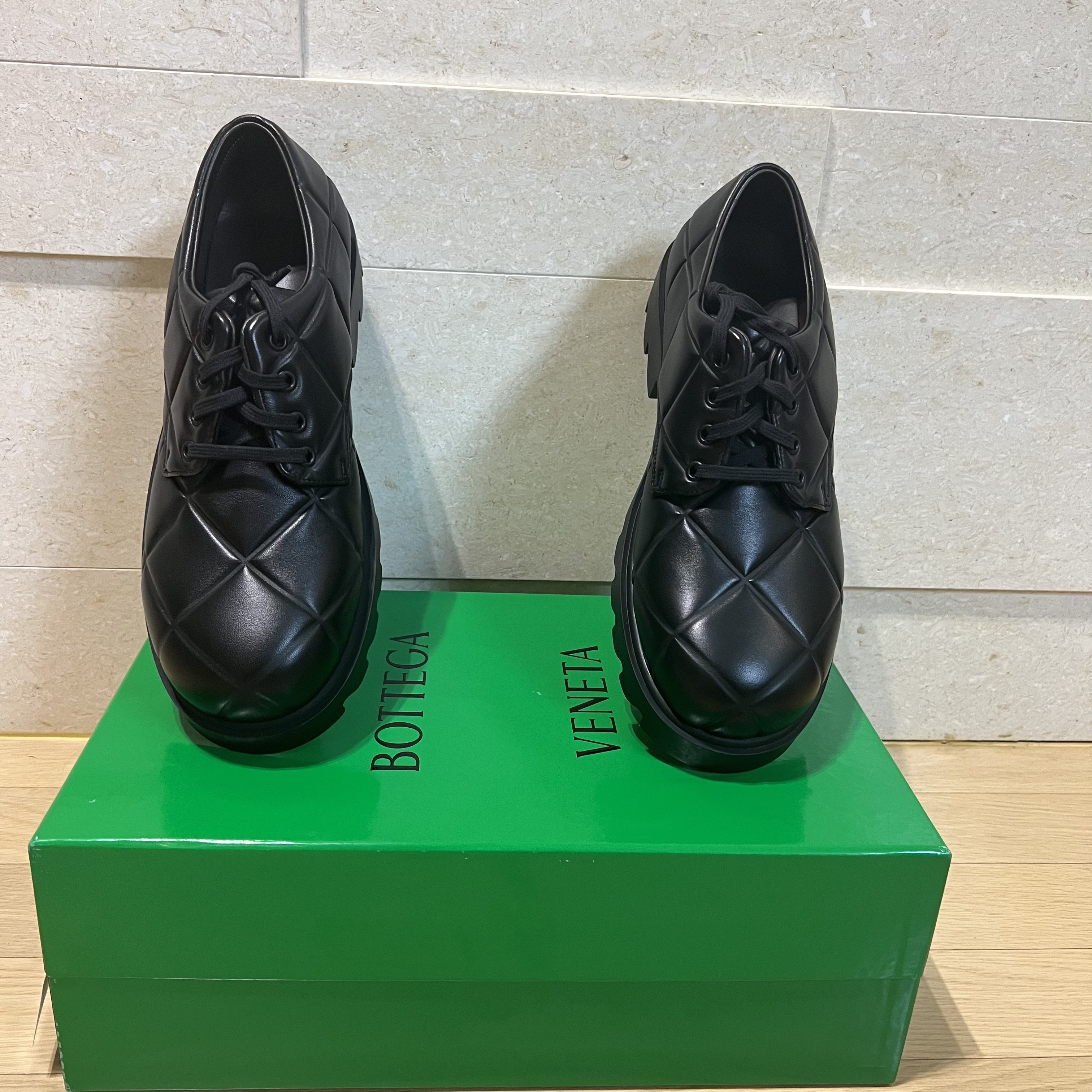 Bottega Veneta Padded Leather Strut Grid Lace-Up Shoes Black 착용 스타일 - 1