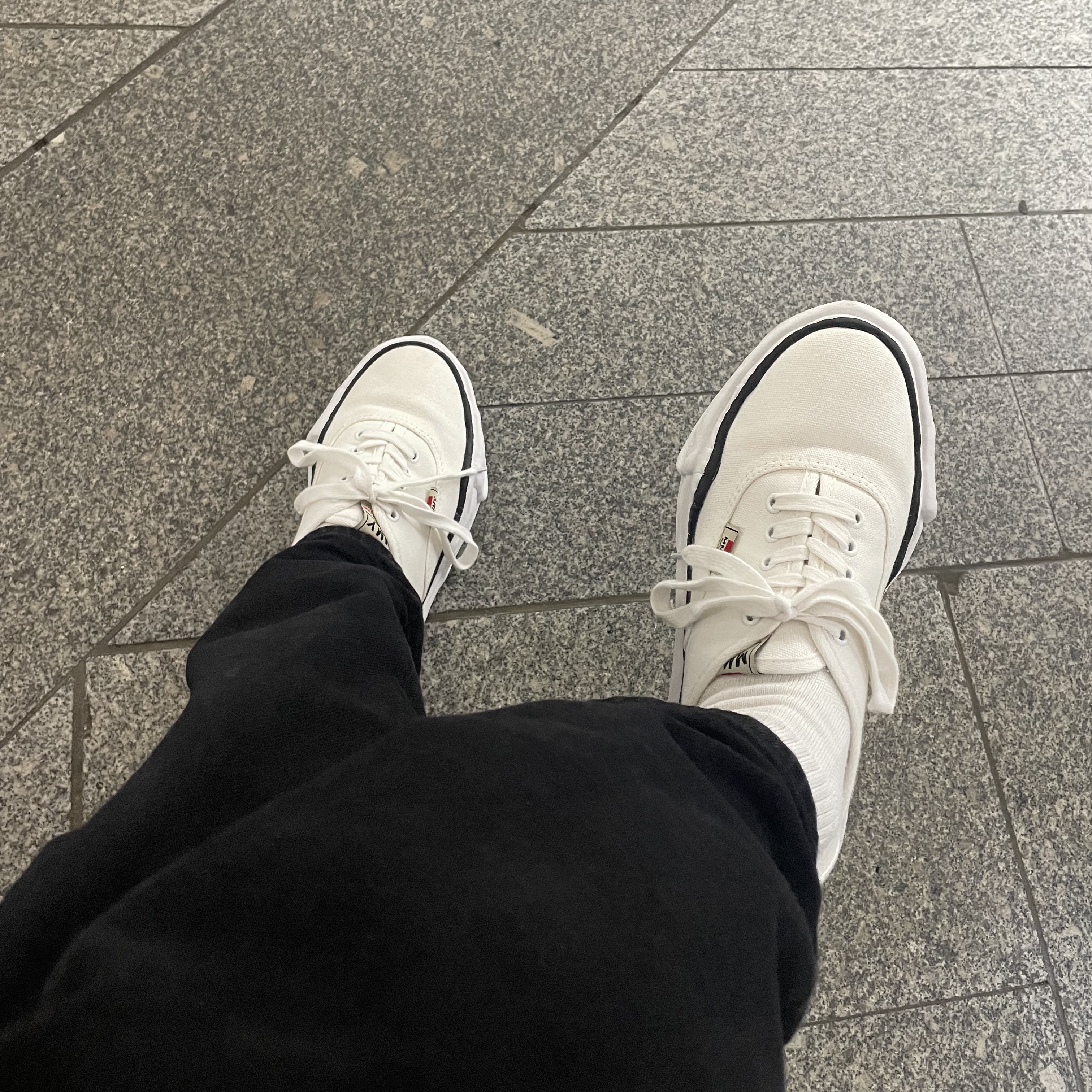 Maison Mihara Yasuhiro Baker OG Sole Canvas Low Cut Sneakers White 착용 스타일