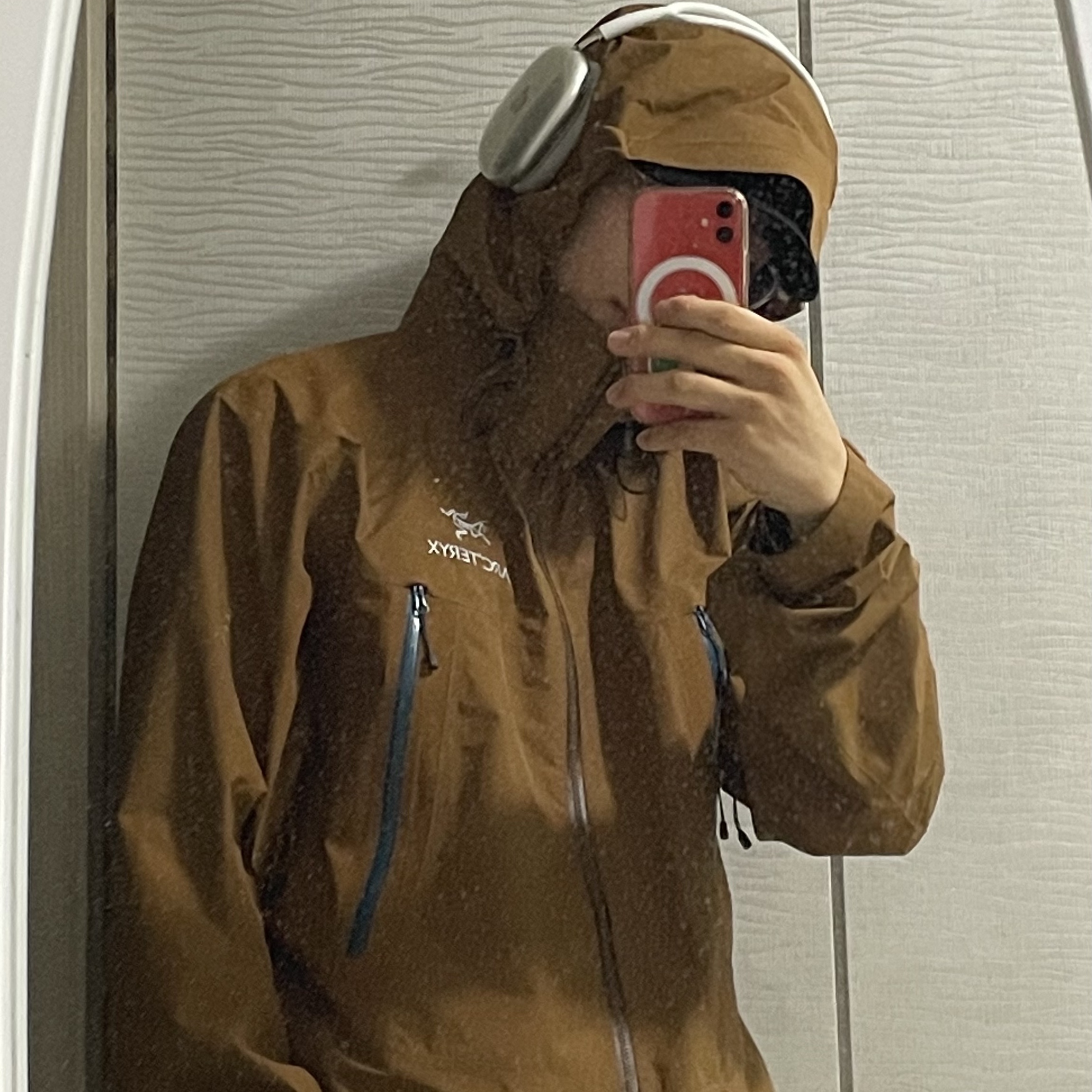 Arc'teryx Beta AR Jacket Black, Apple AirPods Max Lightning Silver (Korean Ver.) 착용 스타일