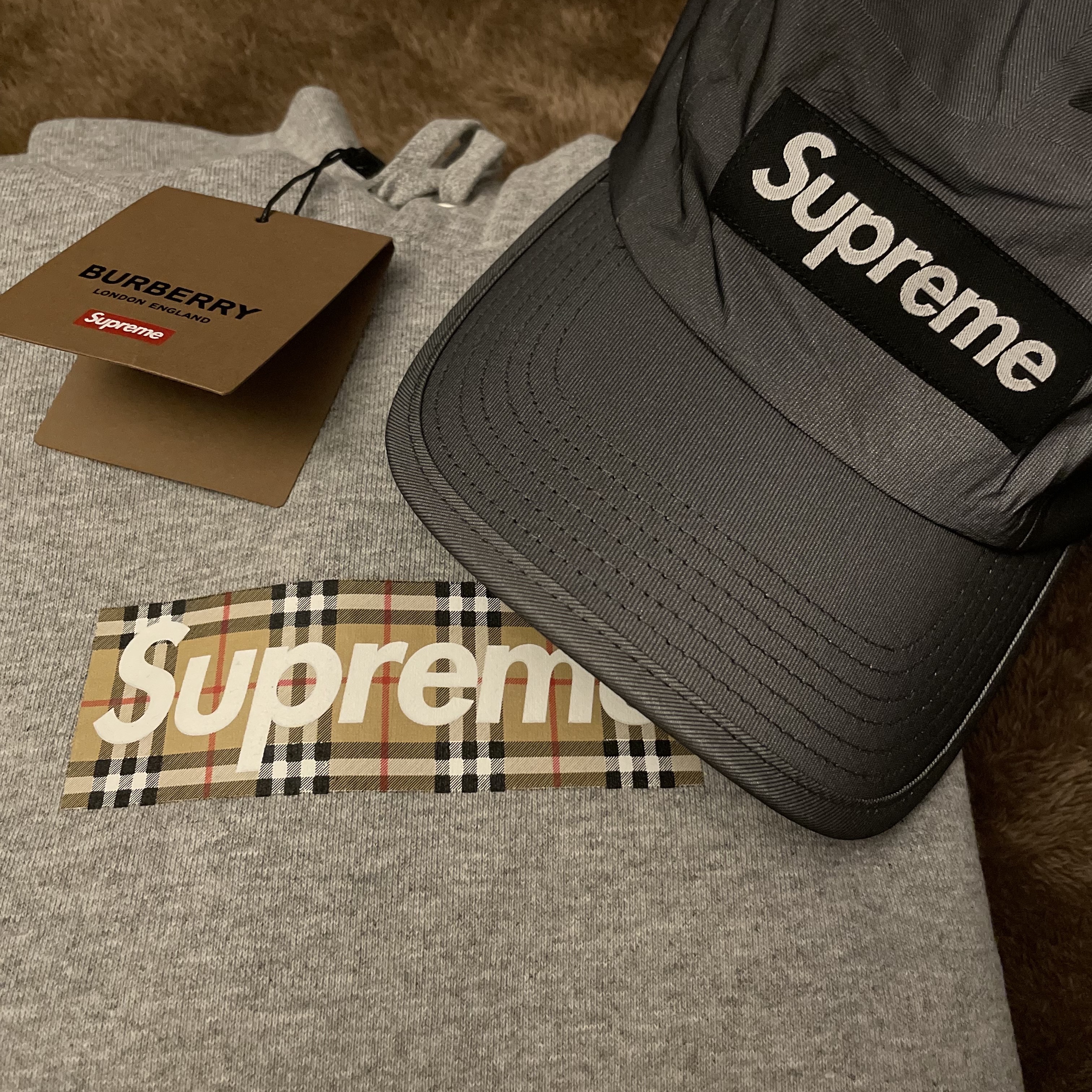 Supreme x Burberry Box Logo Hooded Sweatshirt Heather Grey - 22SS, Supreme Reflective Mesh Camp Cap Black - 22SS 착용 스타일