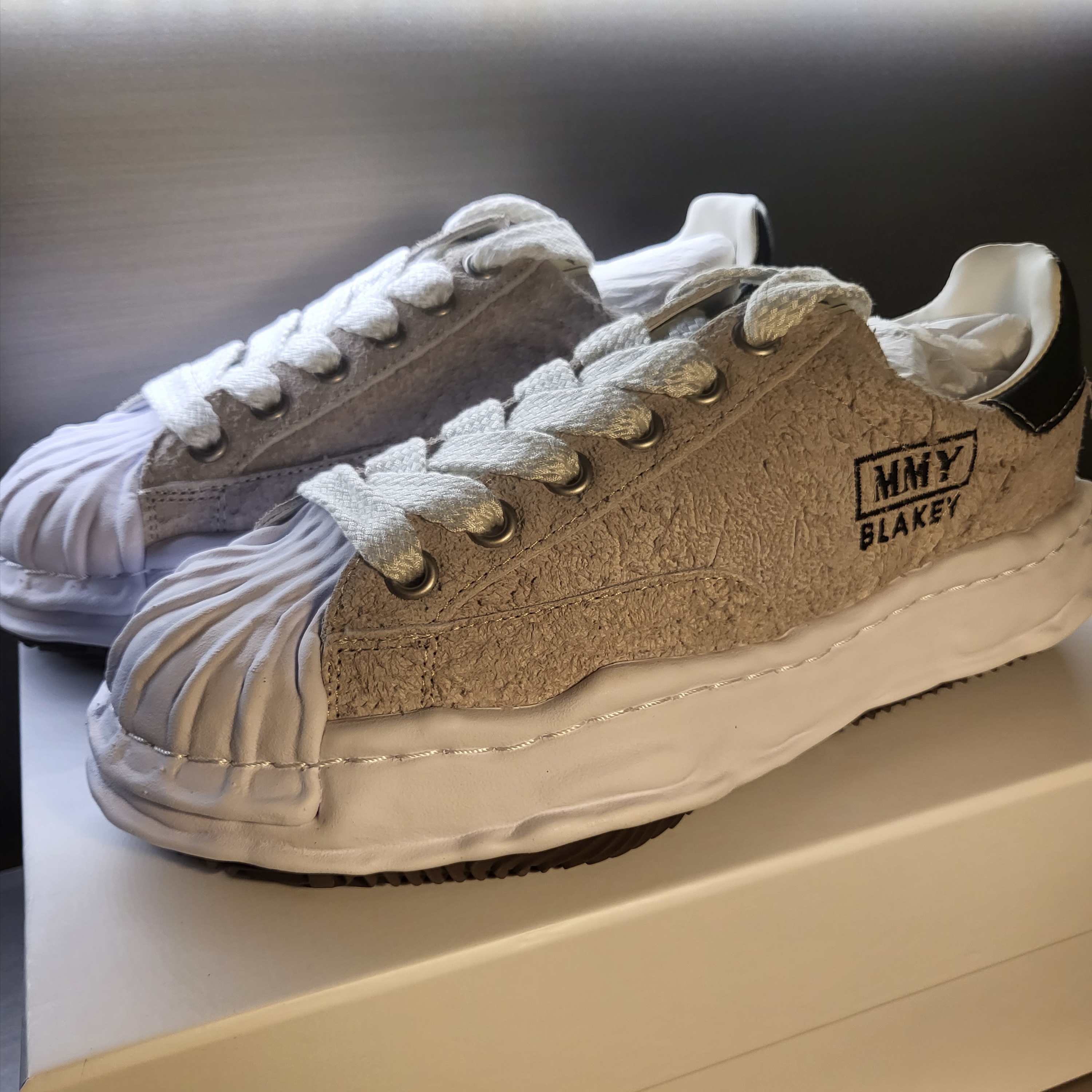 Maison Mihara Yasuhiro Blakey OG Sole Broken Suede Low-top Sneakers White 착용 스타일