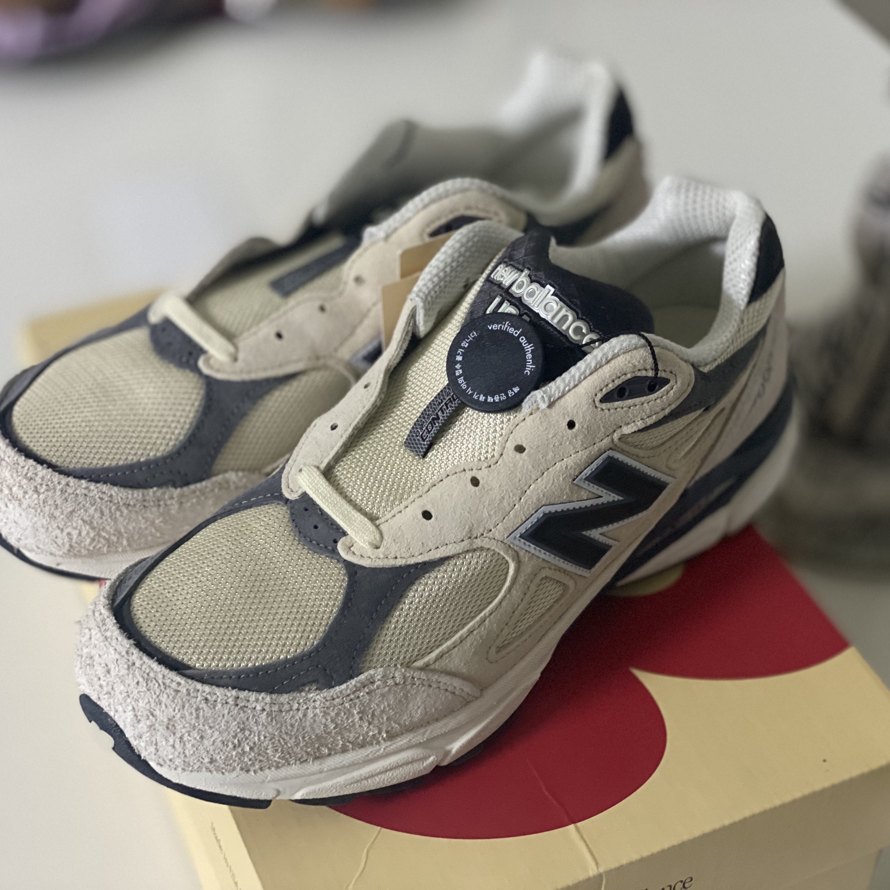 New Balance 990v3 Made in USA Moonbeam Macadamia Nut 착용 스타일 - 3