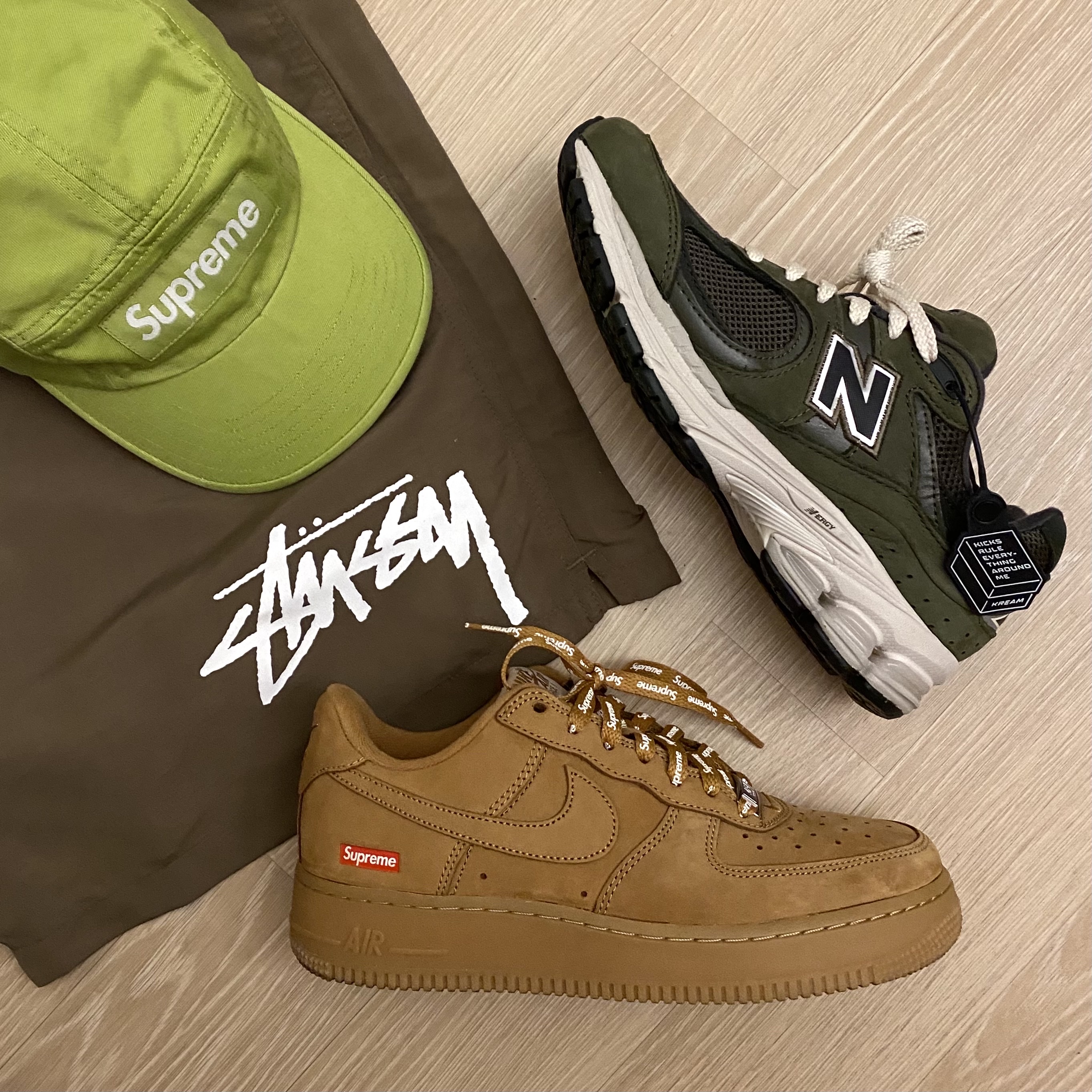 New Balance 2002R Grape Leaf, Nike x Supreme Air Force 1 Low Flax 착용 스타일