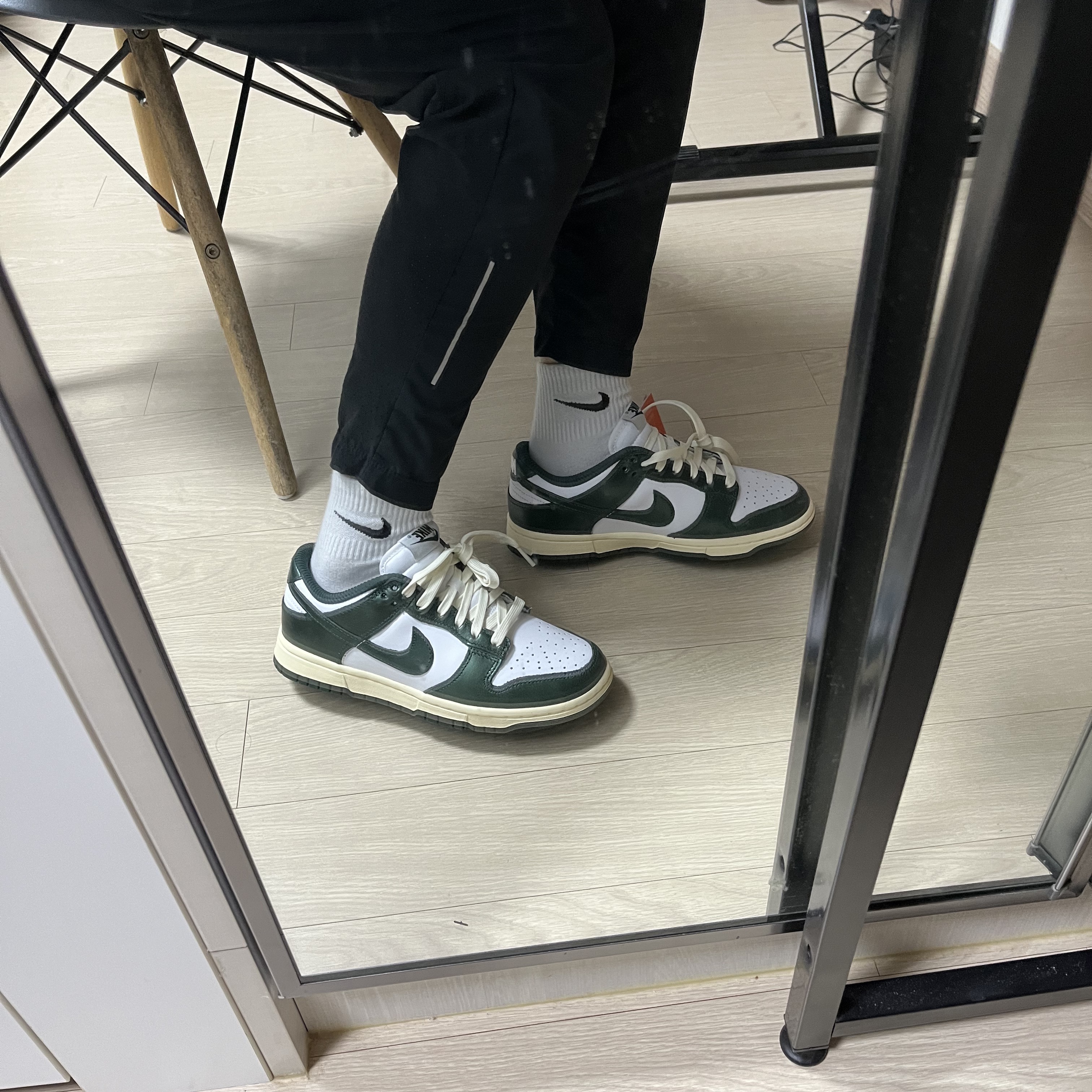 (W) Nike Dunk Low Vintage Green 착용 스타일 - 3