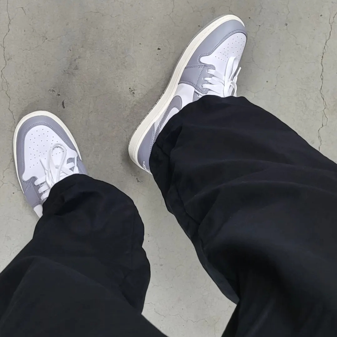 Jordan 1 Low Stealth and White, Jordan 1 x Travis Scott Retro Low OG SP Sail and Ridgerock 착용 스타일 - 1