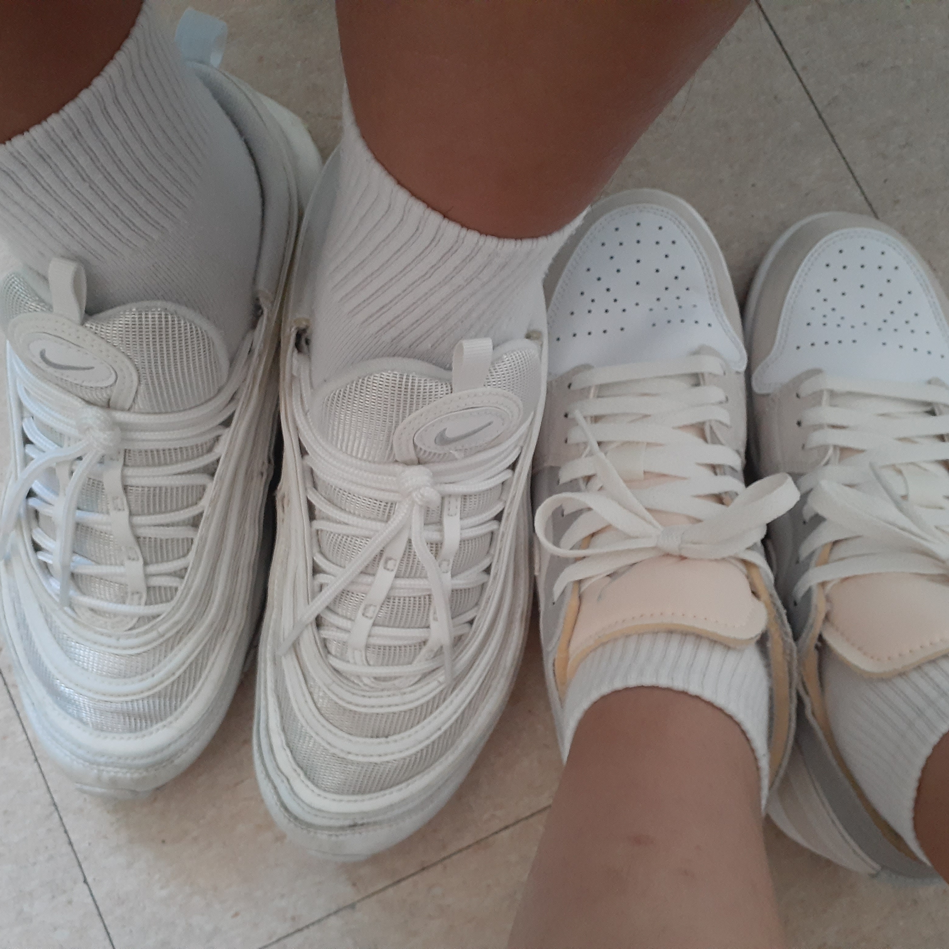 Nike Air Max 97 Triple White Wolf Grey, Jordan 1 Low SE Craft White and Phantom 착용 스타일