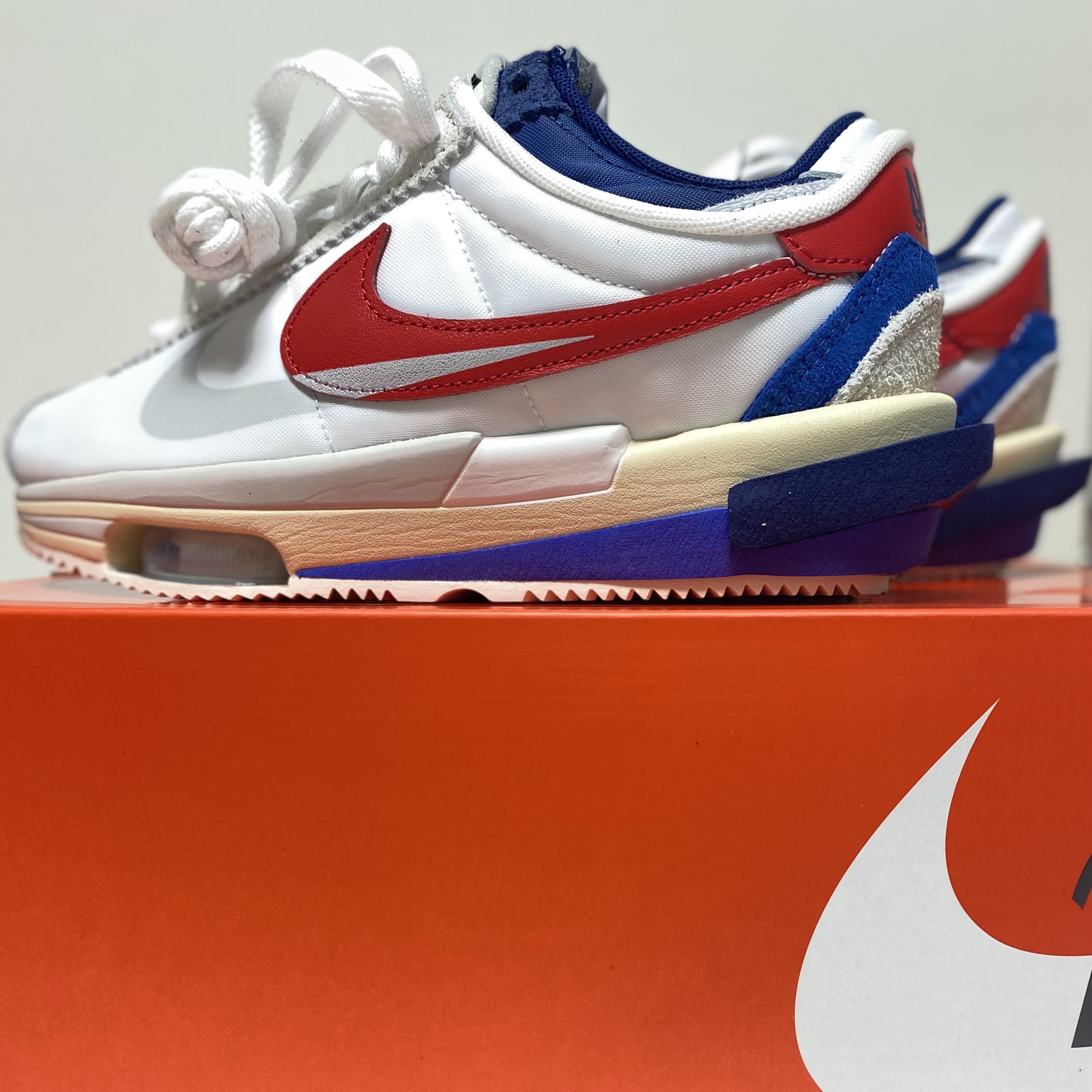 Nike x Sacai Zoom Cortez SP White and University Red 착용 스타일 - 2