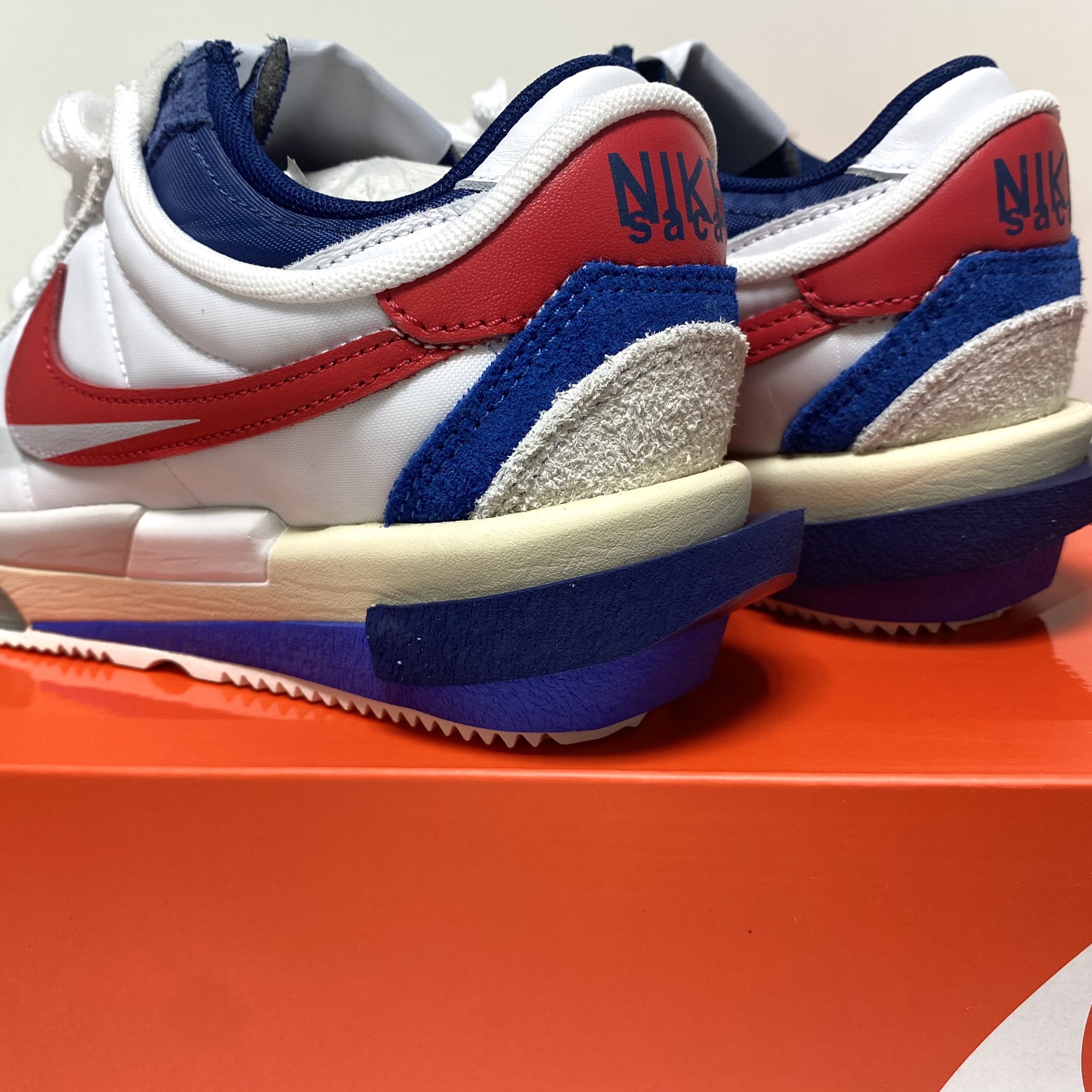 Nike x Sacai Zoom Cortez SP White and University Red 착용 스타일 - 1